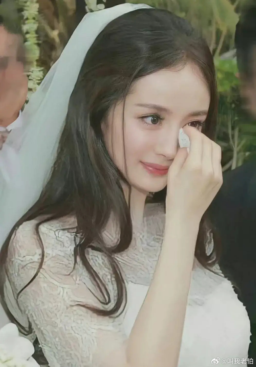 杨幂结婚时的照片,那时眼里真的满满的温柔