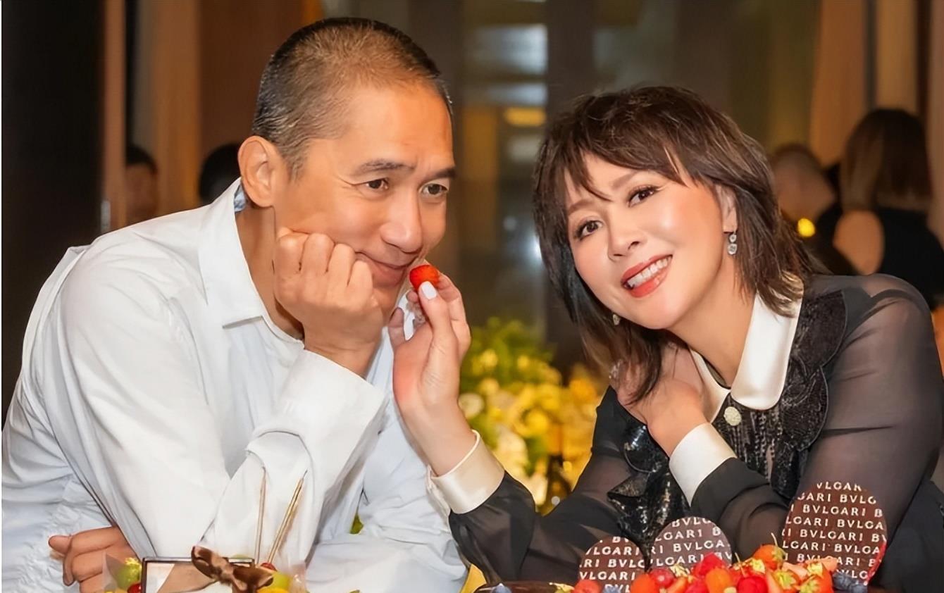 刘嘉玲和梁朝伟,这对娱乐圈的"模范夫妻",近日因为刘嘉玲在香港街头的