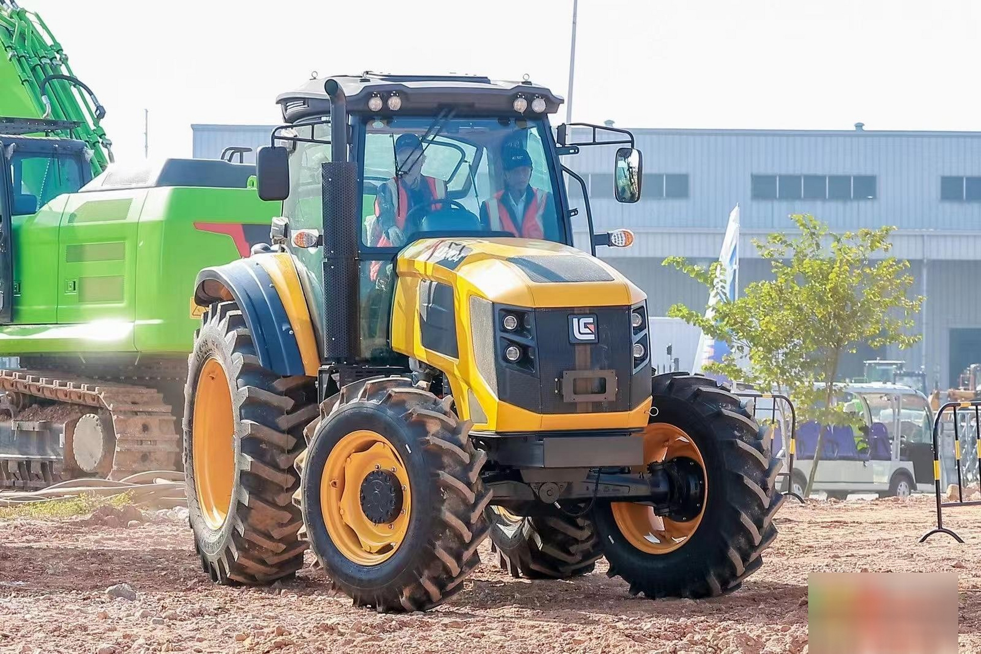 柳工拖拉机具有以下特点: 1. 结构先进,操纵灵活,可靠性强. 2.