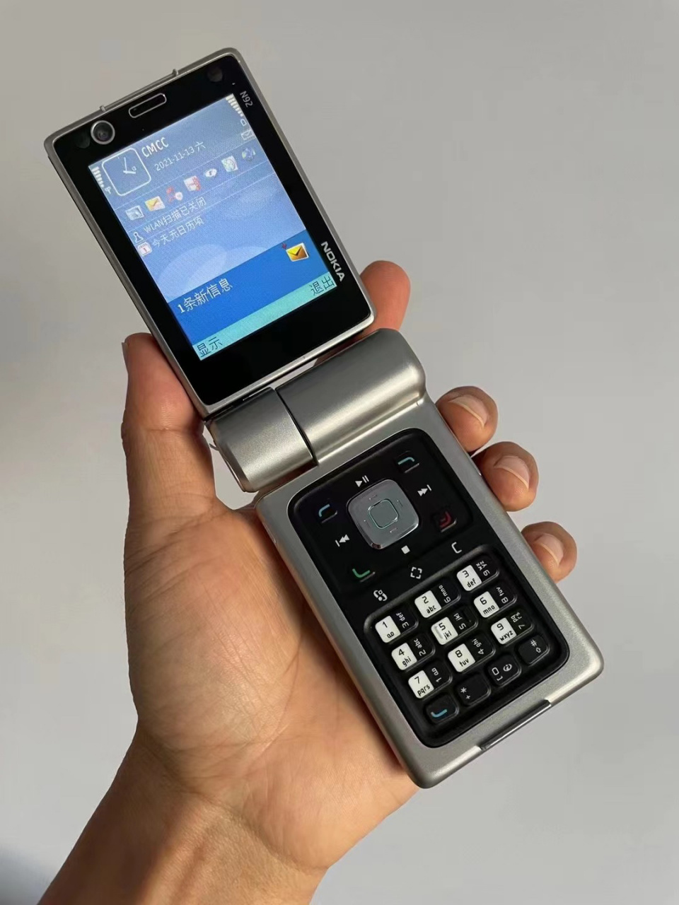 诺基亚 nokia n92 诺基亚n92,也算是诺基亚n系列中的颜值担当了,甚至