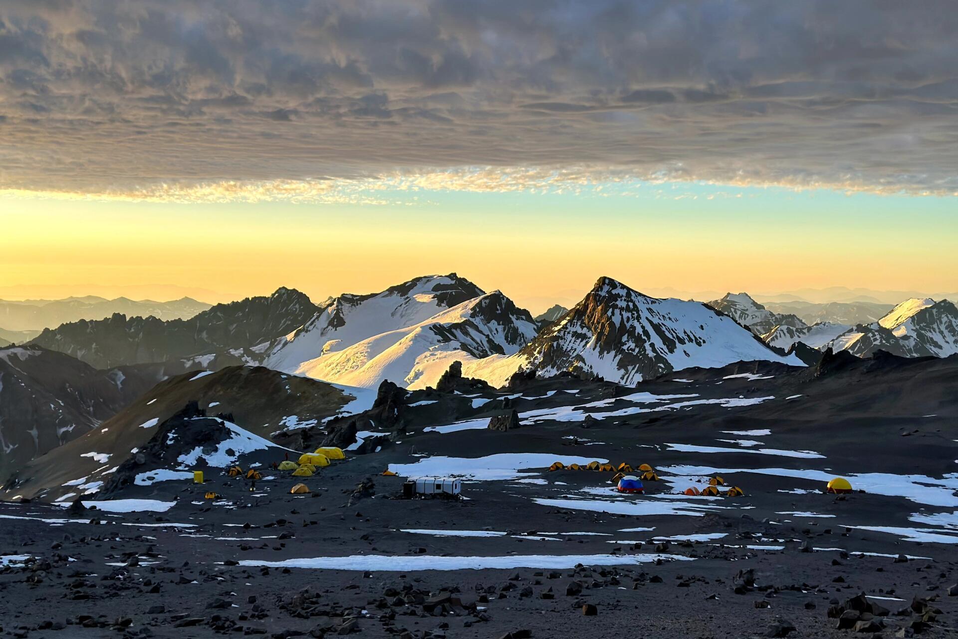 24年第一登顶美洲最高峰阿空加瓜的中国女性 阿根廷时间1月1日凌晨5点