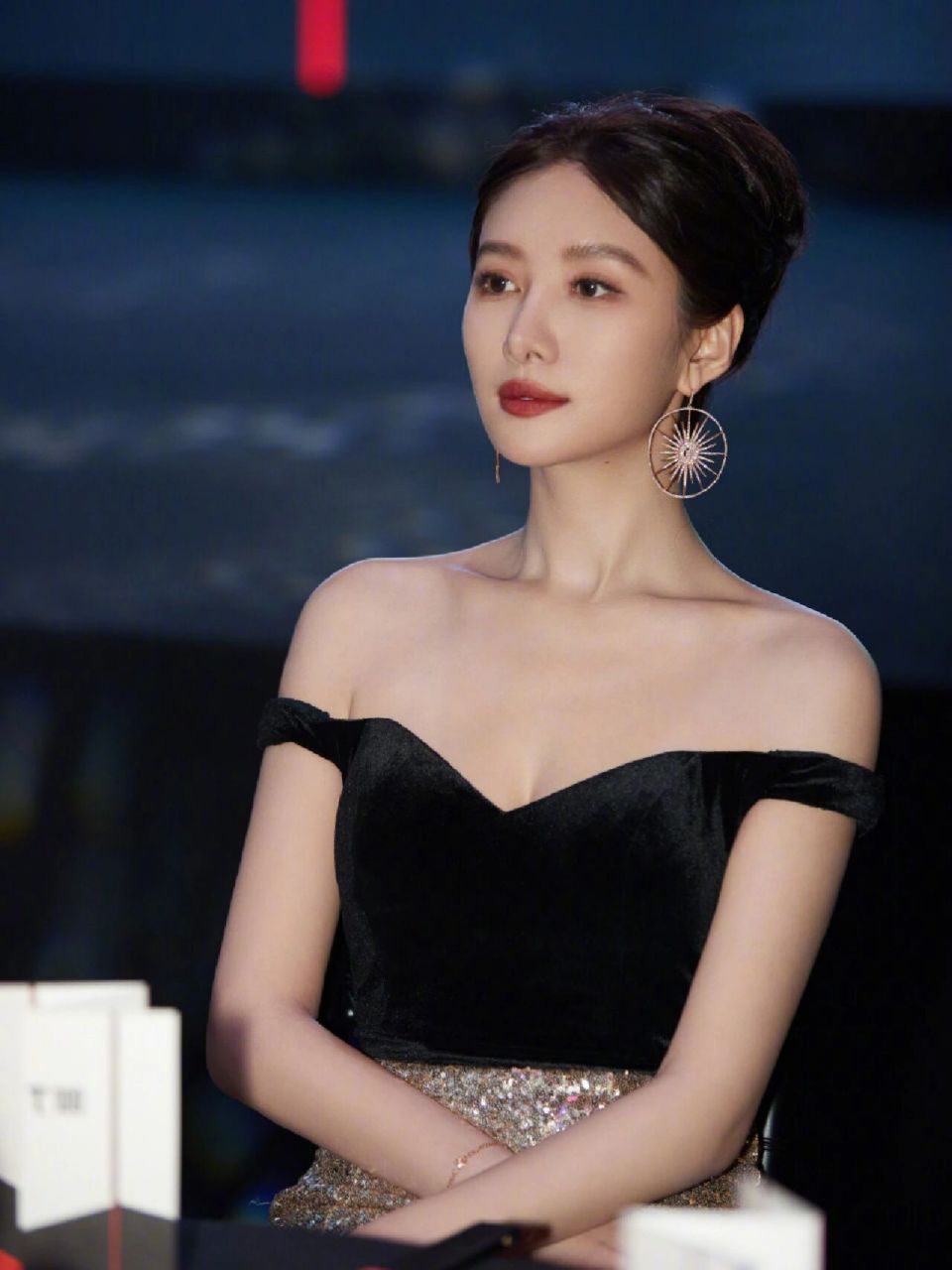 吴优 吴优栩栩华生锦绣之夜 黑金配色之间 勾勒自在姿态 光影交叠之下