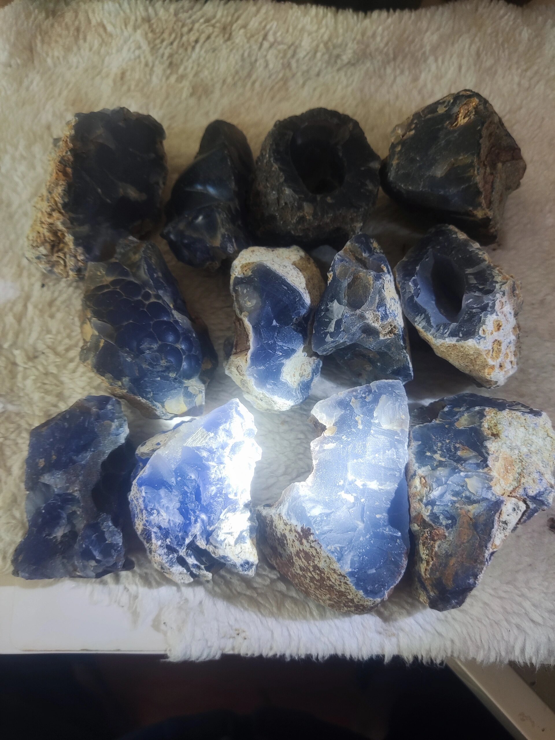 大杨树蓝玛瑙原石欣赏