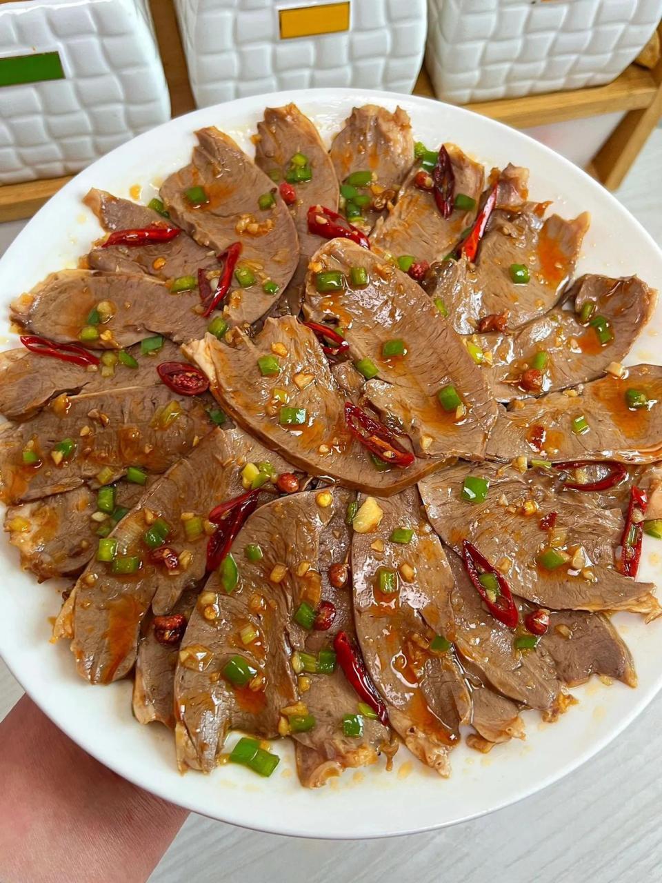 香辣开胃,鲜嫩入味的凉拌猪心,下酒下饭的神菜,不知道吃什么的话赶紧