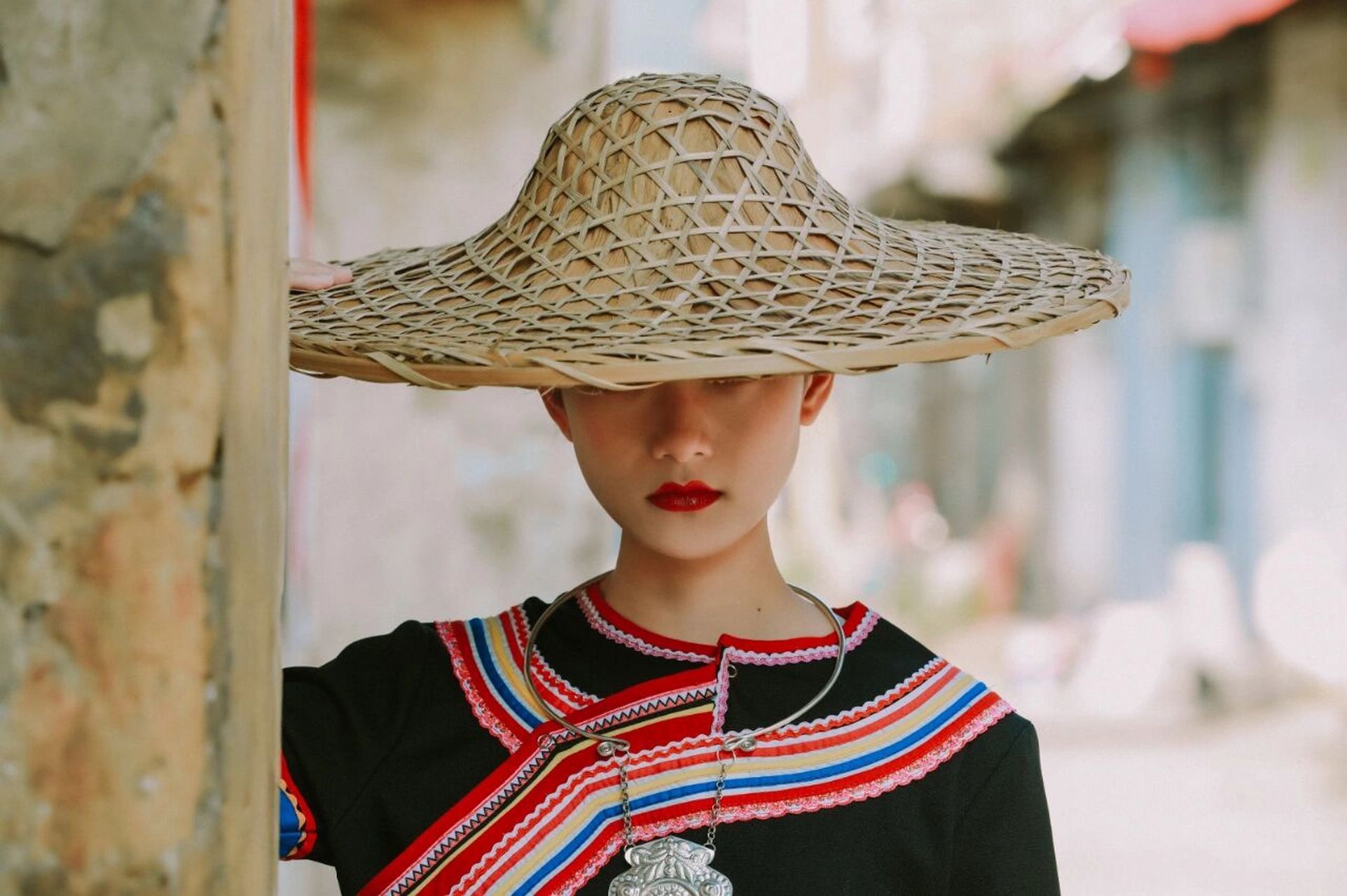 95拉祜族诞生礼: 根据传统习惯,拉祜族婴儿出生后满"一龙"(12 天)即