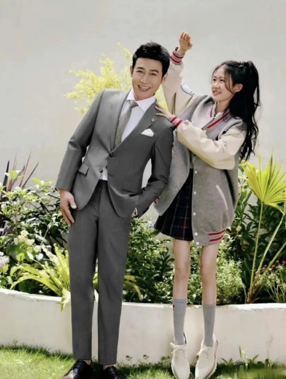 天呐,这么瘦的腿是真的存在吗 刷到陆毅女儿和她女儿贝儿这个照片有被