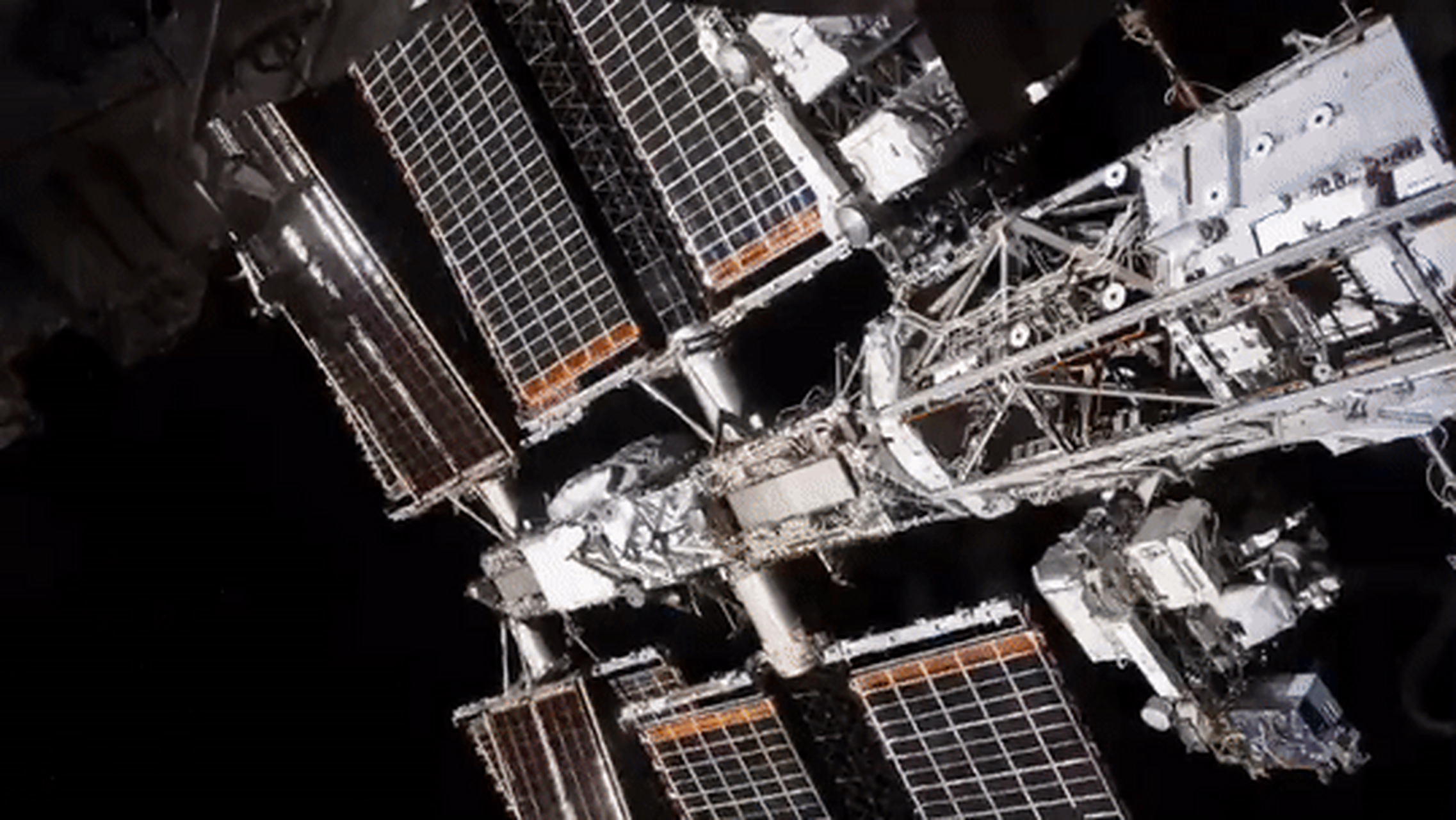 空间站太阳能帆板逐日. 画面很科幻.