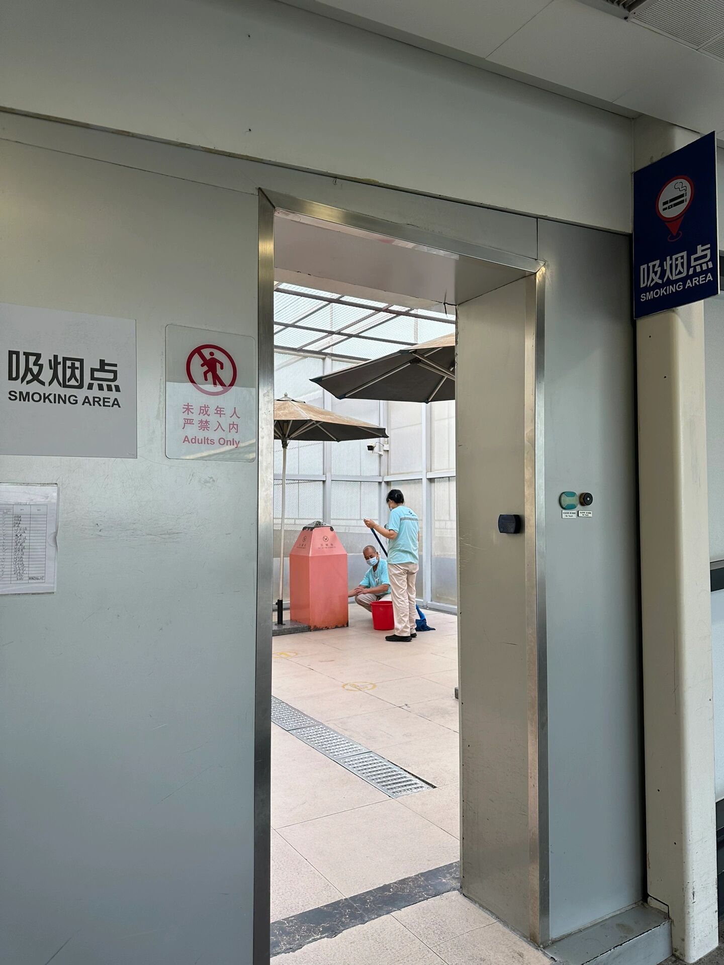 浦东机场t2航站楼吸烟室 出发国际航班,过了安检口左转,看到68,69休息