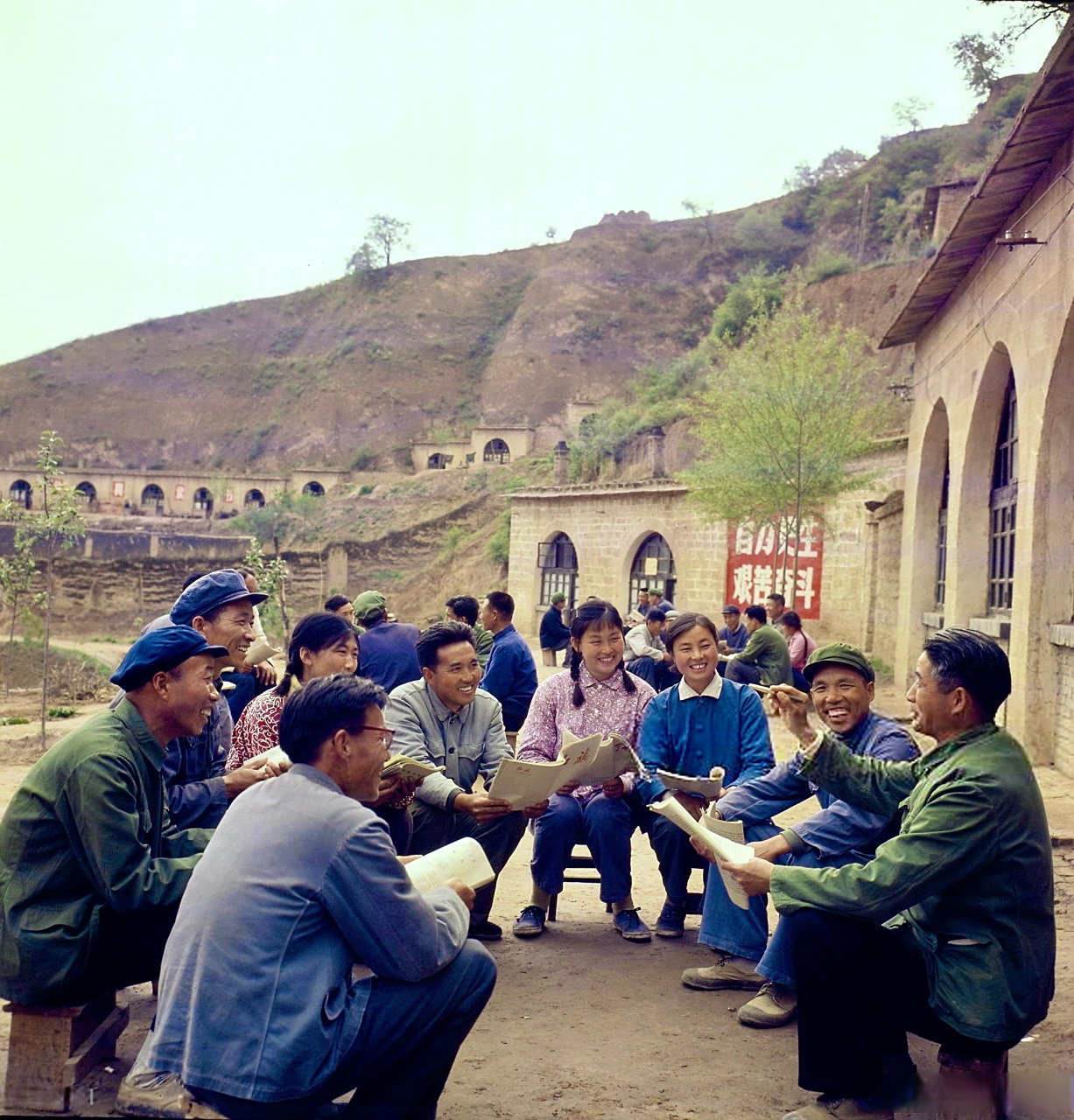 1974年春,南泥湾五七干校在上课. #老照片