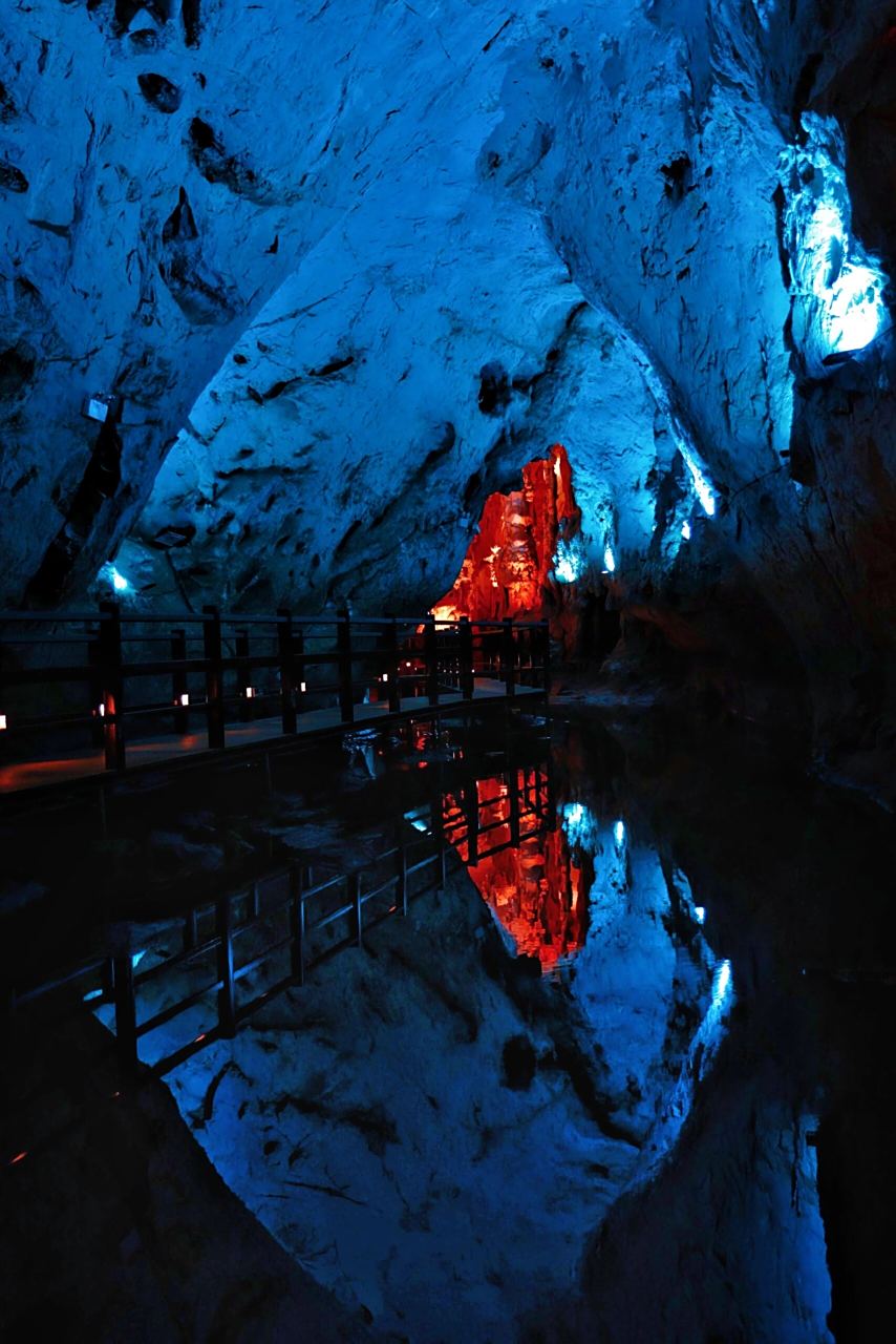 富民宝石洞 没有人会喜欢怪物,怪物也不会轻易喜欢人,所以怪物住在