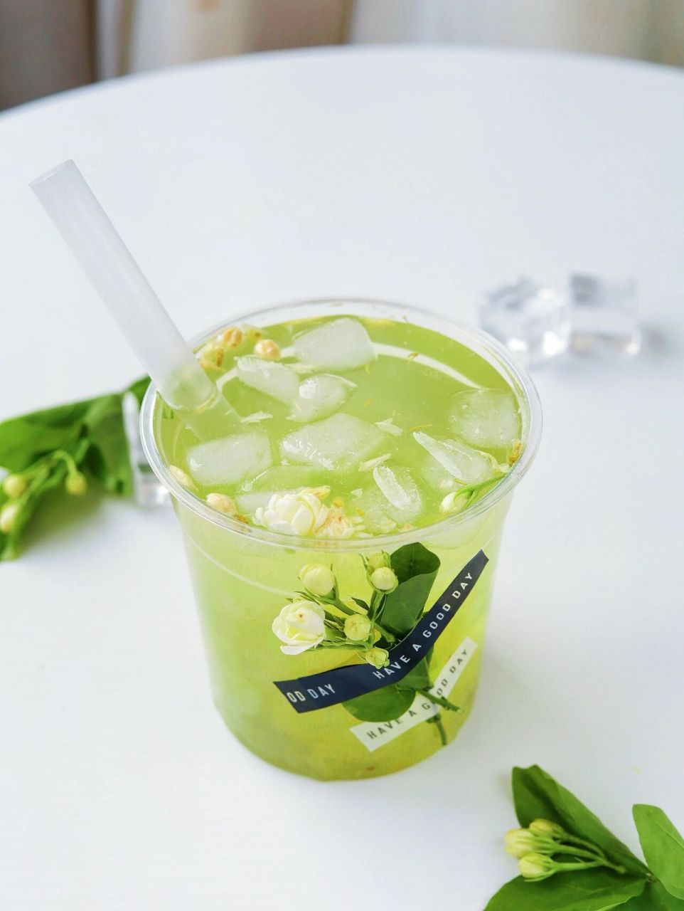 嘻嘻,今天折了两支种的茉莉做了杯子装饰 是不是看起来还挺文艺的!