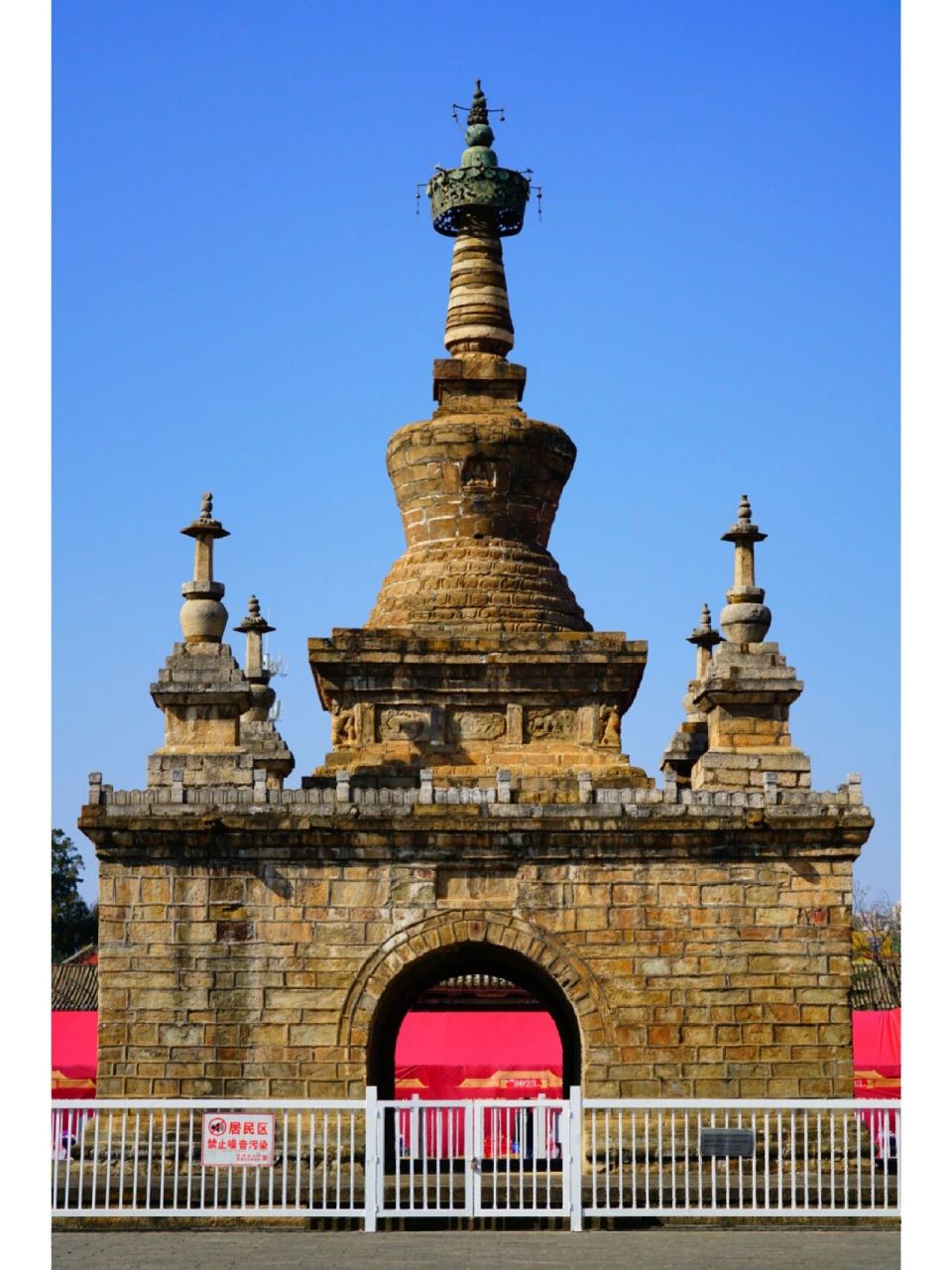 昆明官渡古镇 古镇东门附近的妙湛寺金刚塔和东西塔比较有特色,小吃街