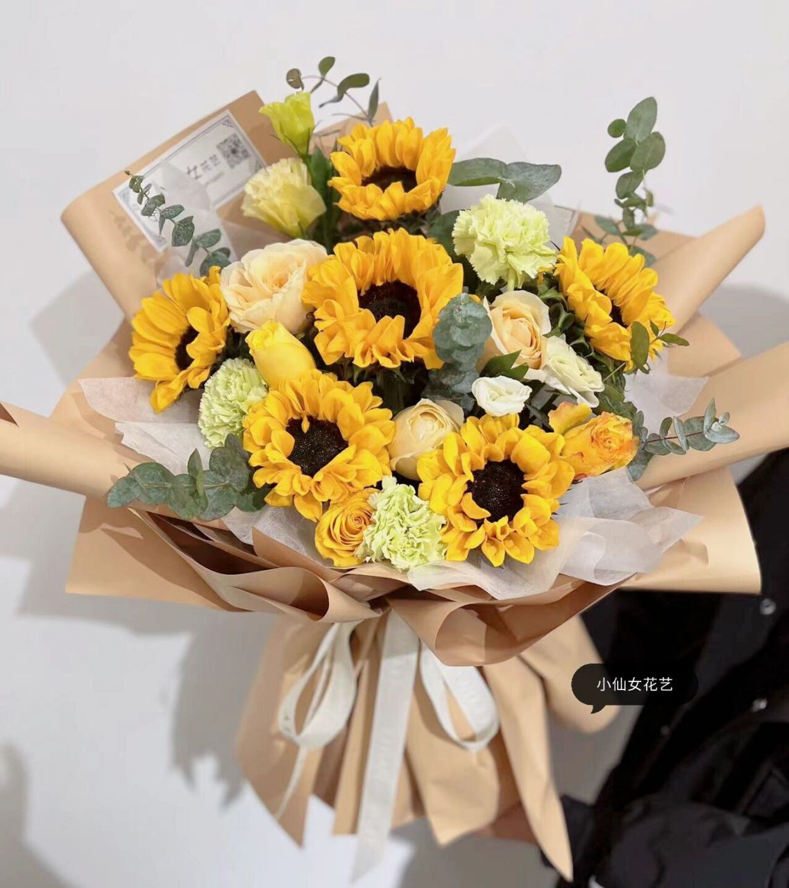 向日葵香槟混搭 向日葵香槟花束的含义 1,尊敬 向日葵的花语有无私的
