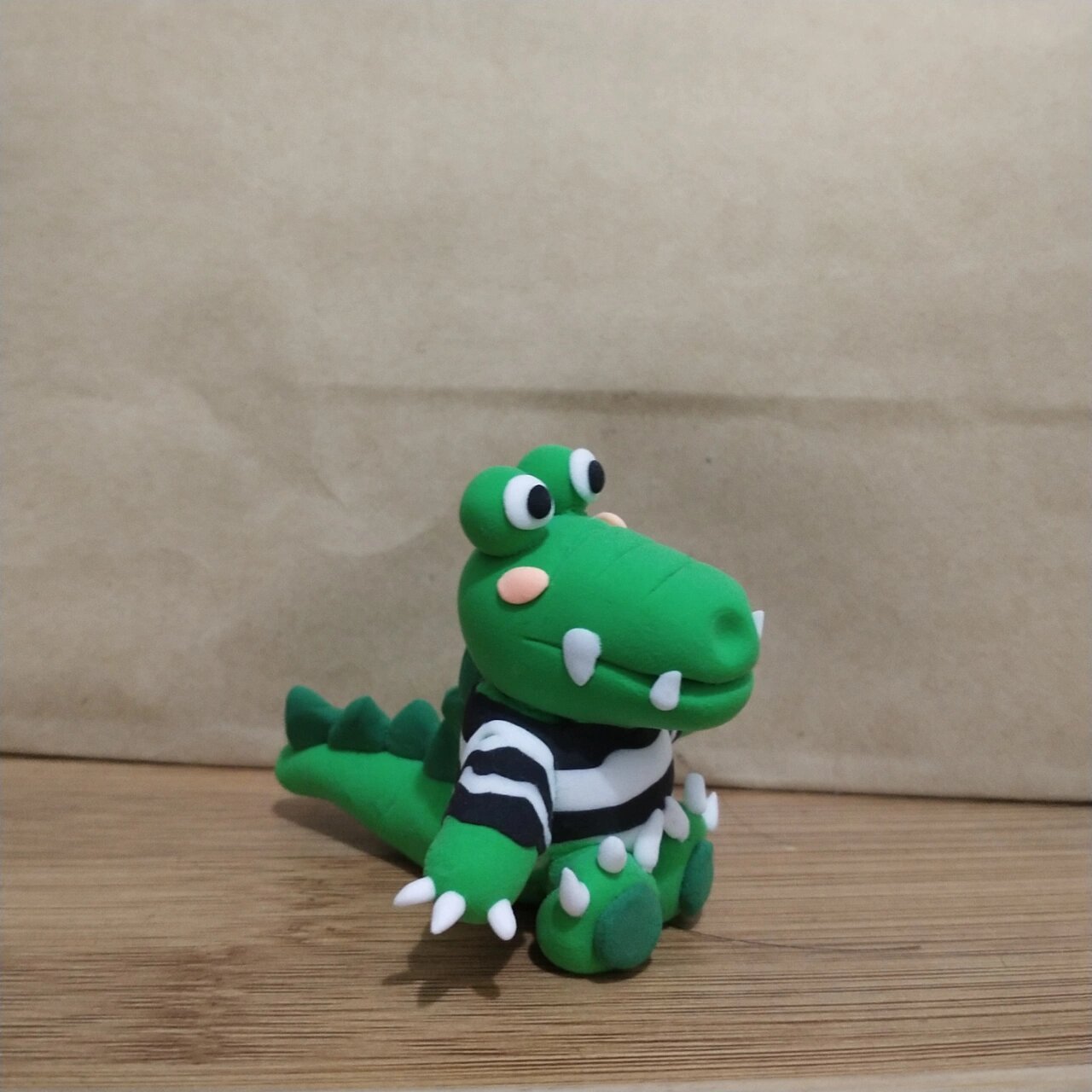 超轻黏土---鳄鱼宝宝 穿着黑白条纹的鳄鱼宝宝!