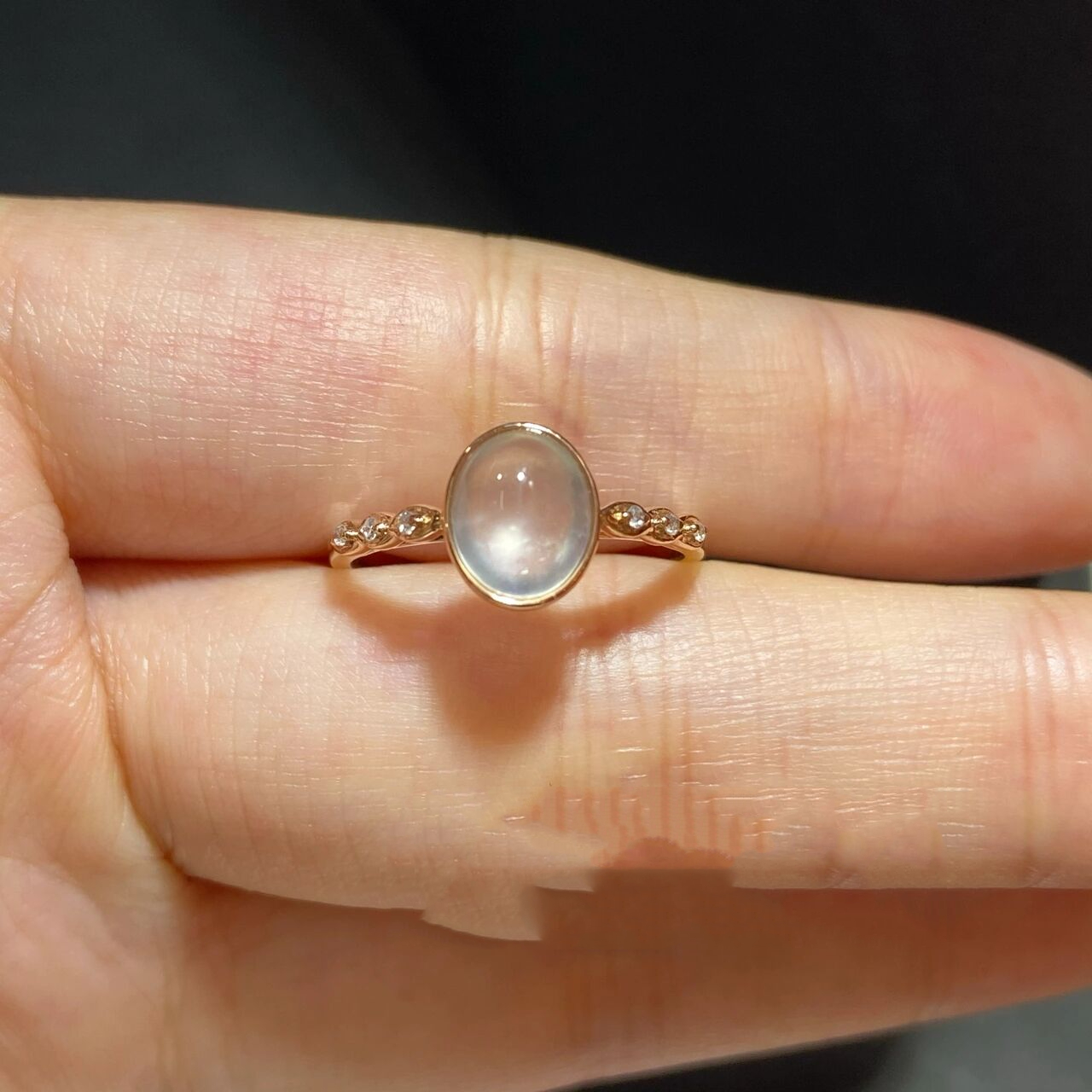 93我们家镶嵌过的翡翠白冰蛋面戒指款式分享 hello!薯宝宝们大家好!