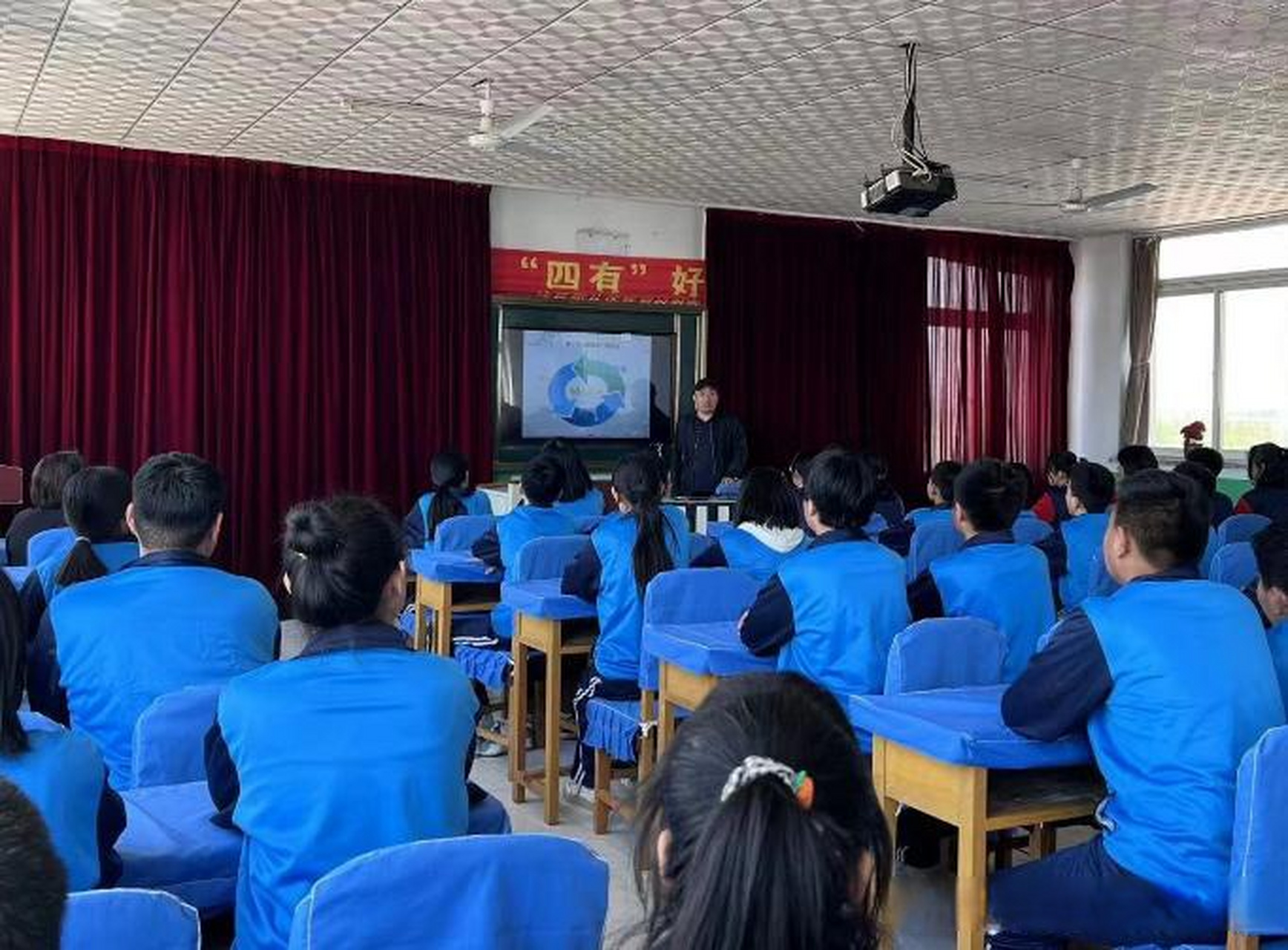 来源兴城融媒 4月26日,沙后所镇司法所走进镇初级中学,开展法律进校园