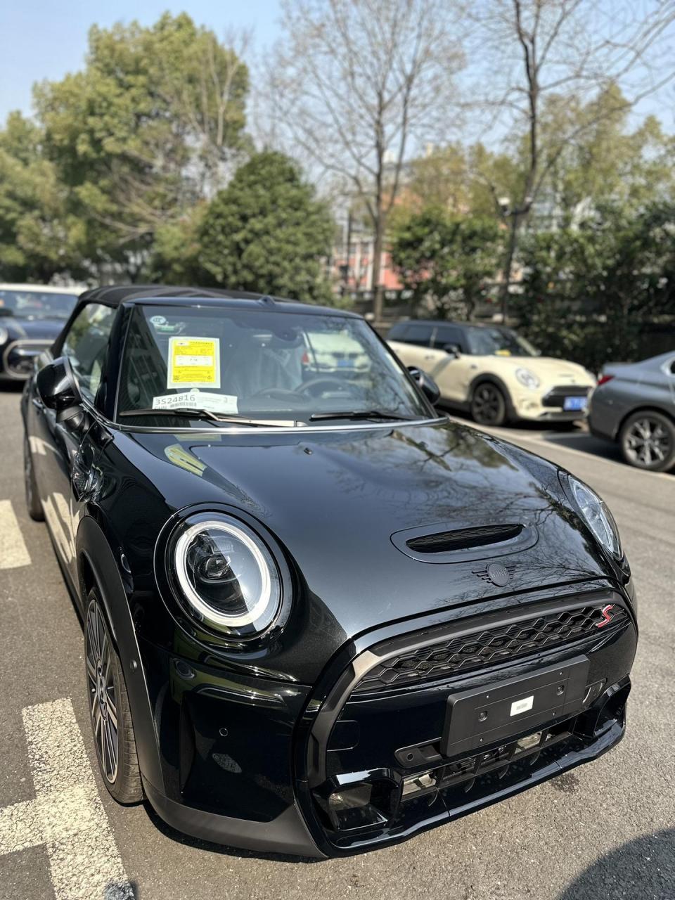 来了 你们喜欢的黑武士 mini敞篷.打开敞篷更加帅气