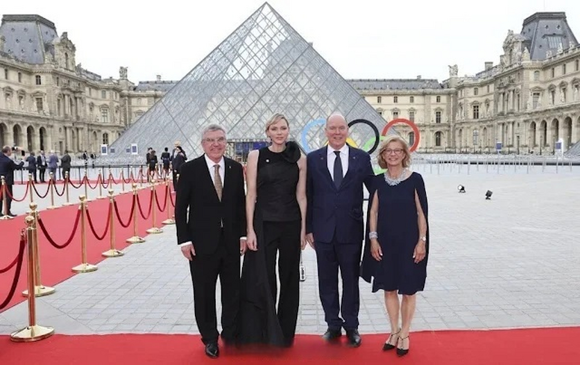 摩纳哥王妃夏琳抵达巴黎,她也曾经是一名游泳健将.