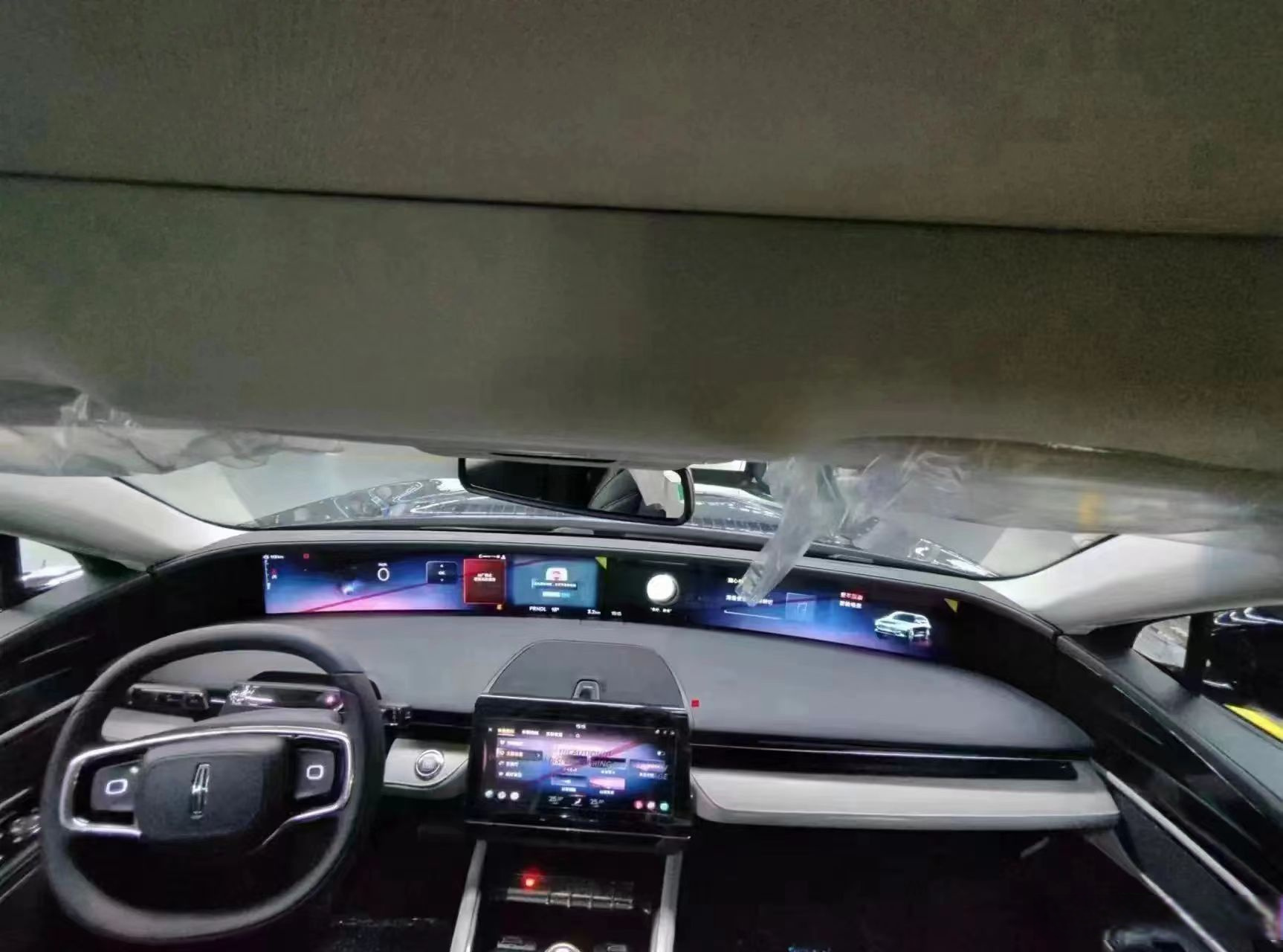 近日,林肯新款航海家谍照在网上曝出,贯穿整个中控台的180度曲面大屏