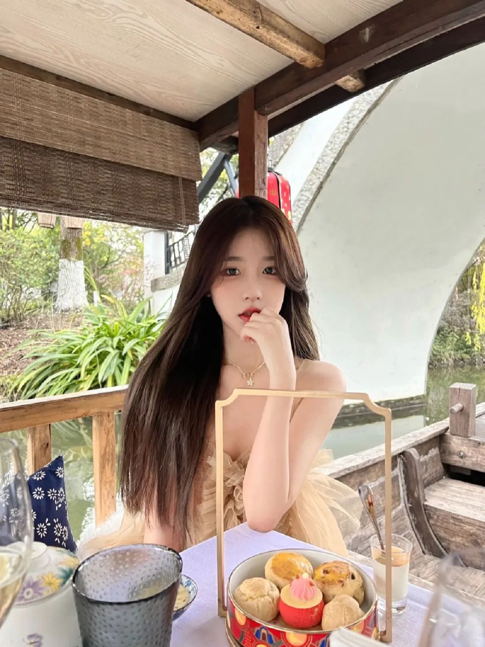 分享一下手机壁纸|小余想吃烧烤 这个世界很奇怪,每个人都面无表情的