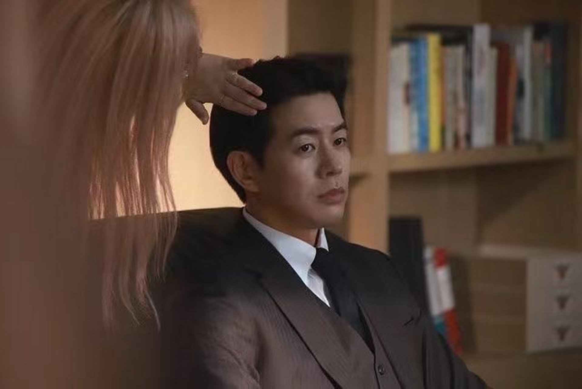 tvn新剧《#lady#》李尚允新剧造型.