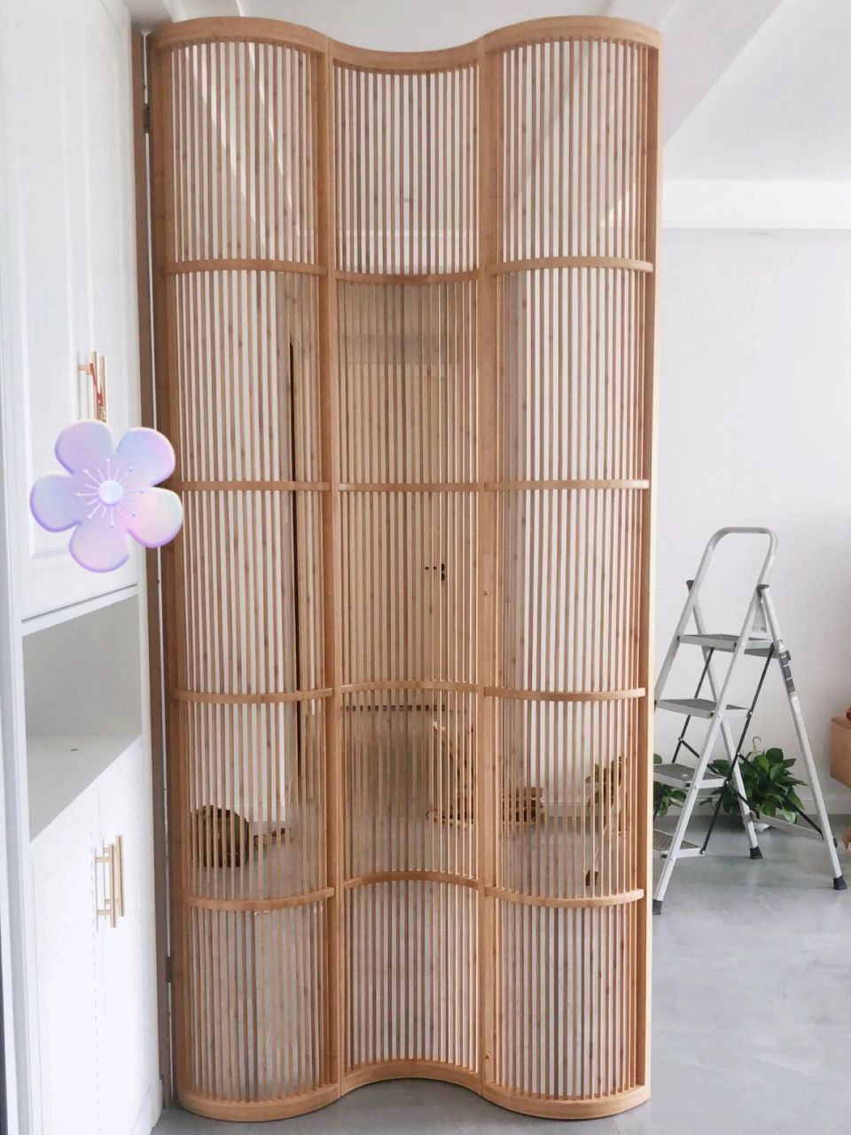 一种方法是改造主卧室的门,堵死再换方向开,二是进门处加隔断或屏风