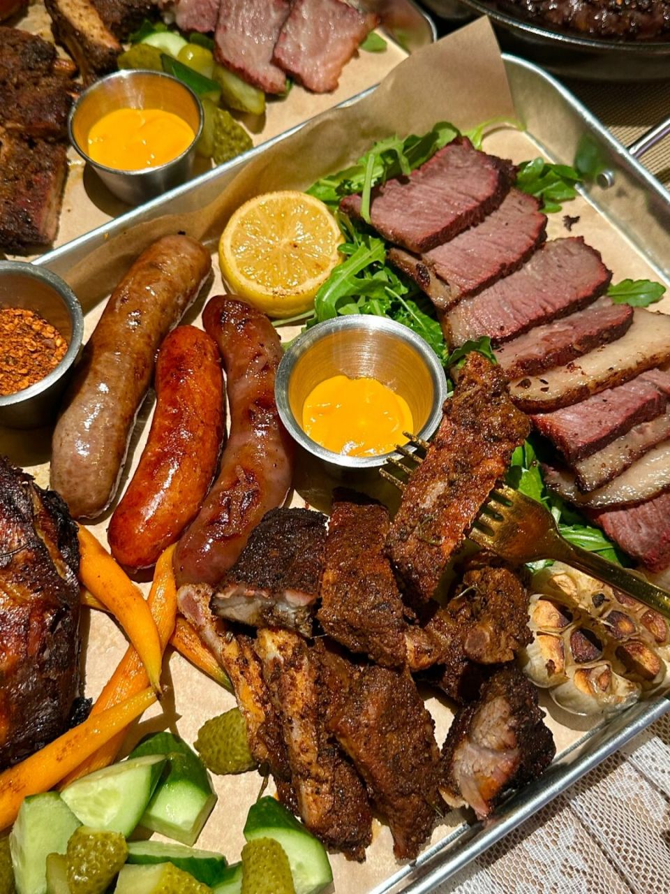 美式烤肉太好吃啦!我们点的烟熏慢烤拼盘!