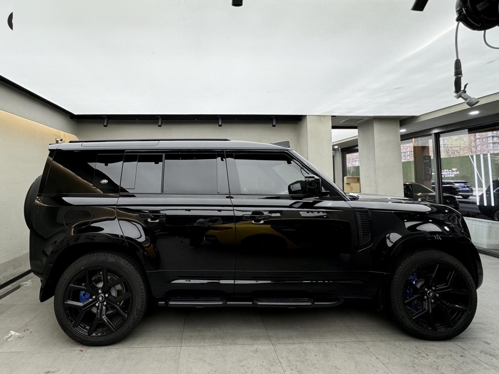 沈阳 路虎卫士110 黑武士.改装清单: 1.黑曜前后杠 2.黑曜车标 3.