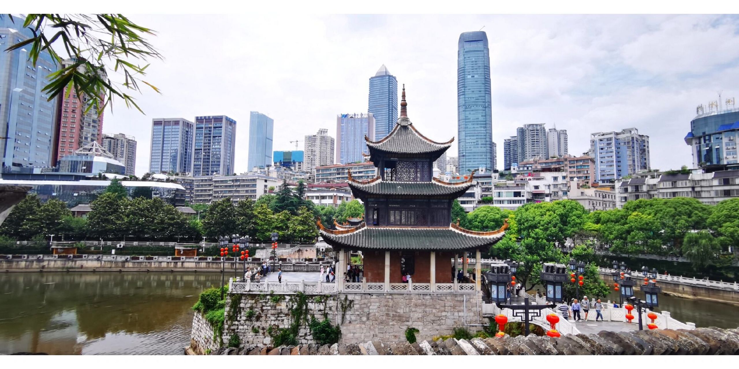 甲秀楼 甲秀楼,位于贵州省贵阳市南明区翠微巷8号,地处南明河上,始建