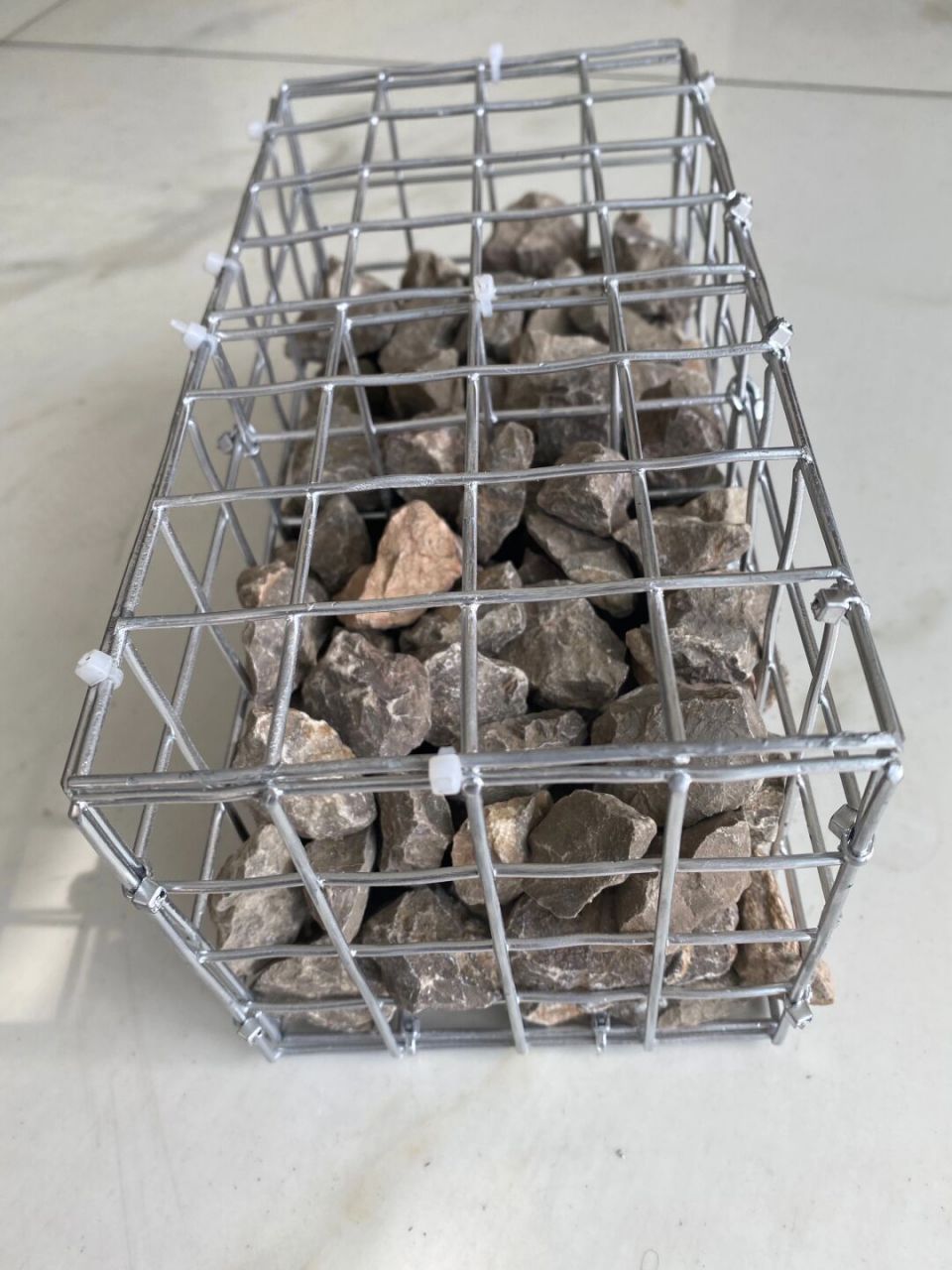 电焊景观石笼网 电焊石笼网是用螺旋形绑丝,把焊接成型后的前后面板