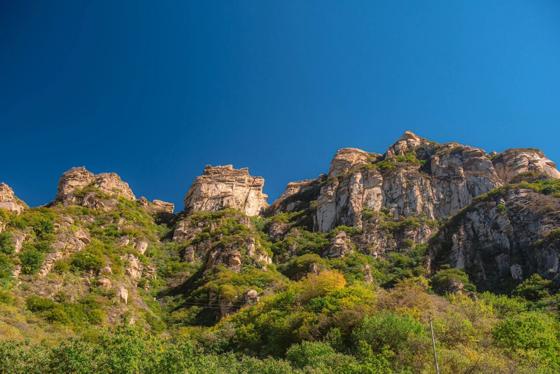 而我要推荐的观景点,是密云天门山洞口和洞顶.