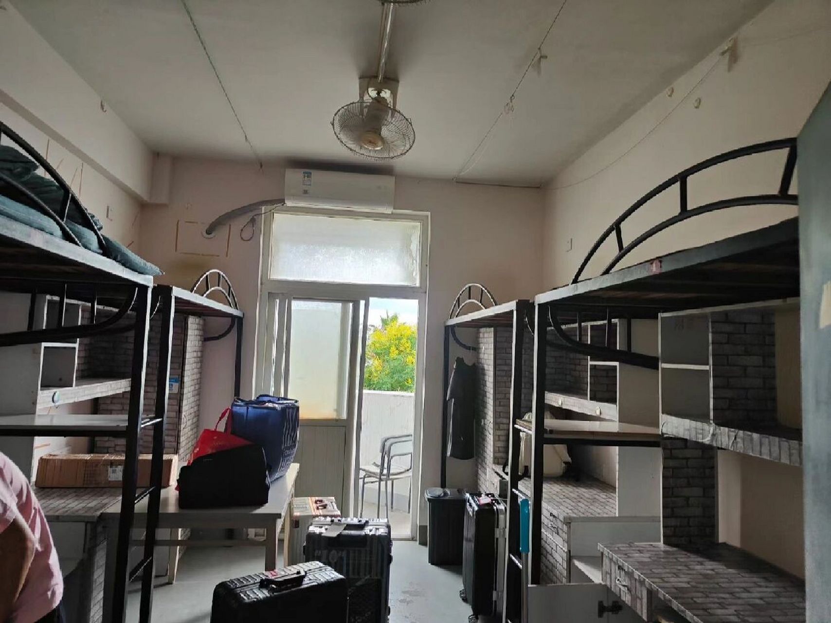 纺院一村宿舍变迁 一村宿舍:第一张是老宿舍,第二张是2021女生新宿舍