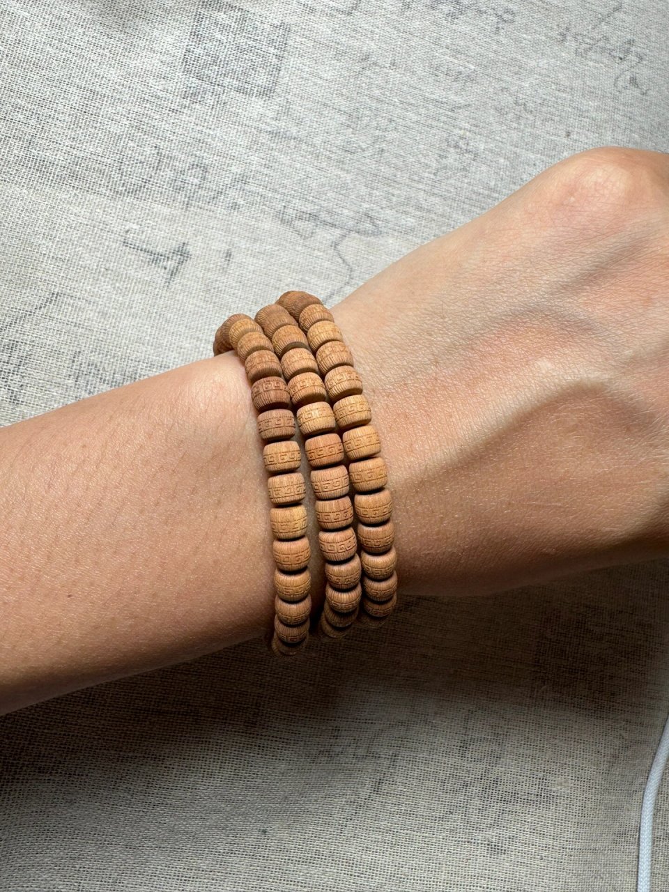 回纹珠的纹样图案整齐划一,连绵不绝,丰富多样,围绕着珠子行成一圈,也