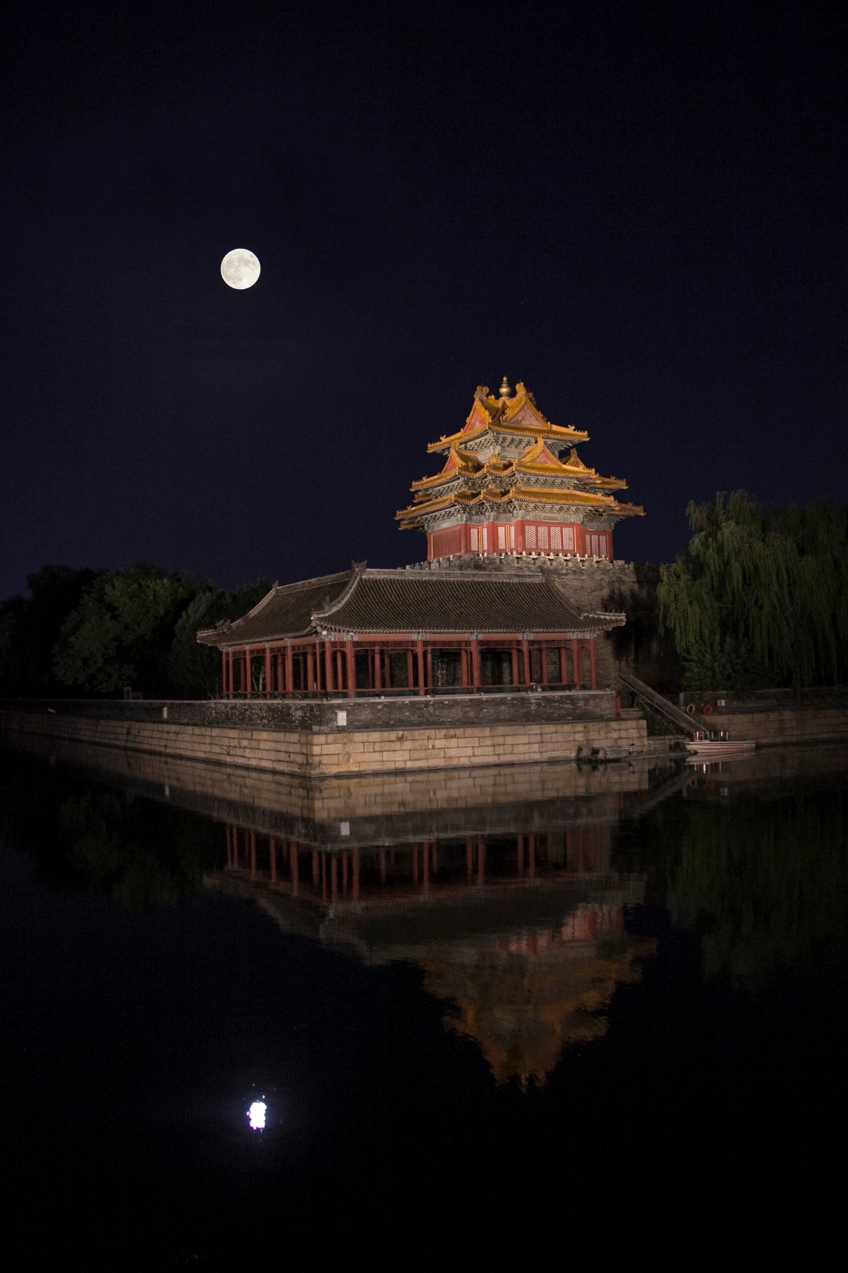 嘿~是我拍的故宫角楼中秋节圆月呀
