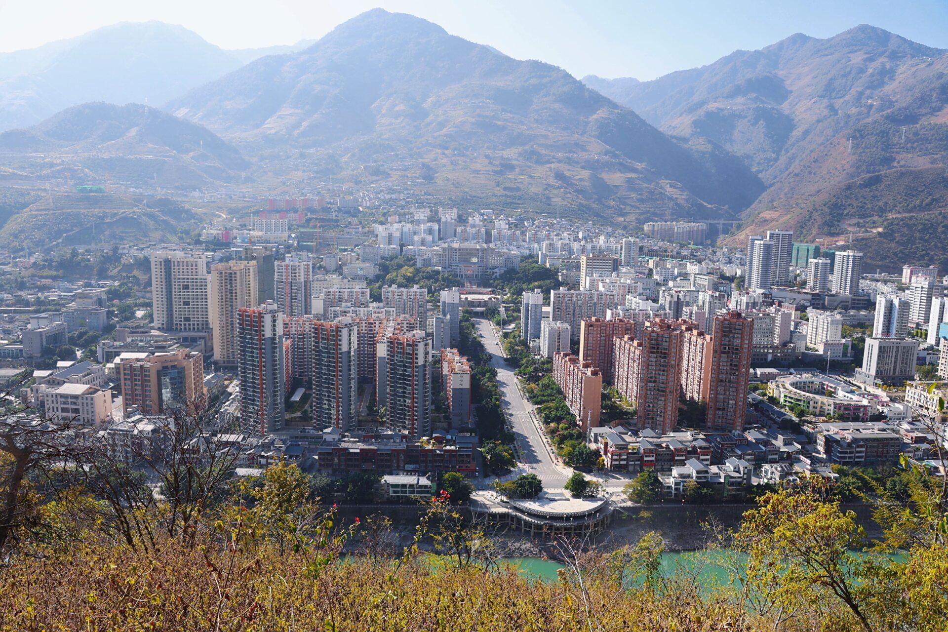 怒江傈僳族自治州泸水市六库镇/街道 图1如果不配文字,第一眼可能以为