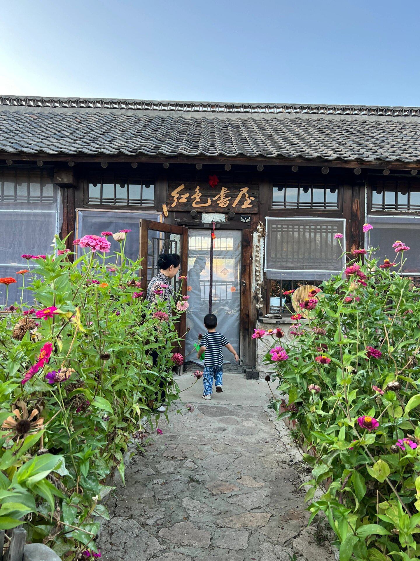 锡伯古镇,还没被开发得古镇,很有特点,里面都是土房子,古老的物件