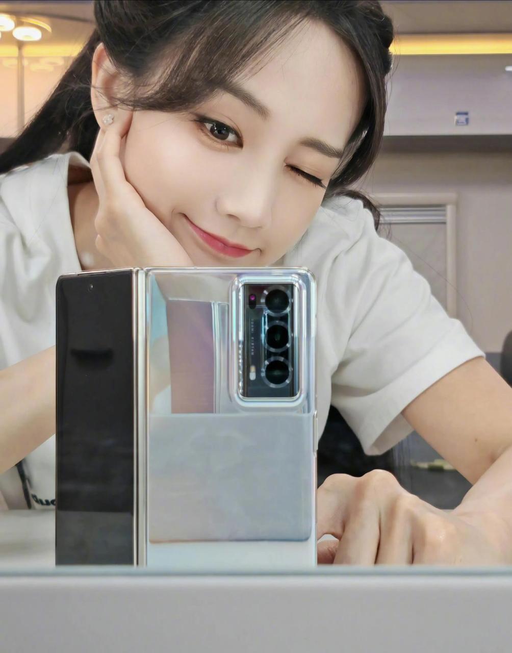 宋轶手机壳是鸡哔你表情包,宋轶也太可爱了太有趣了吧,手机壳时不时