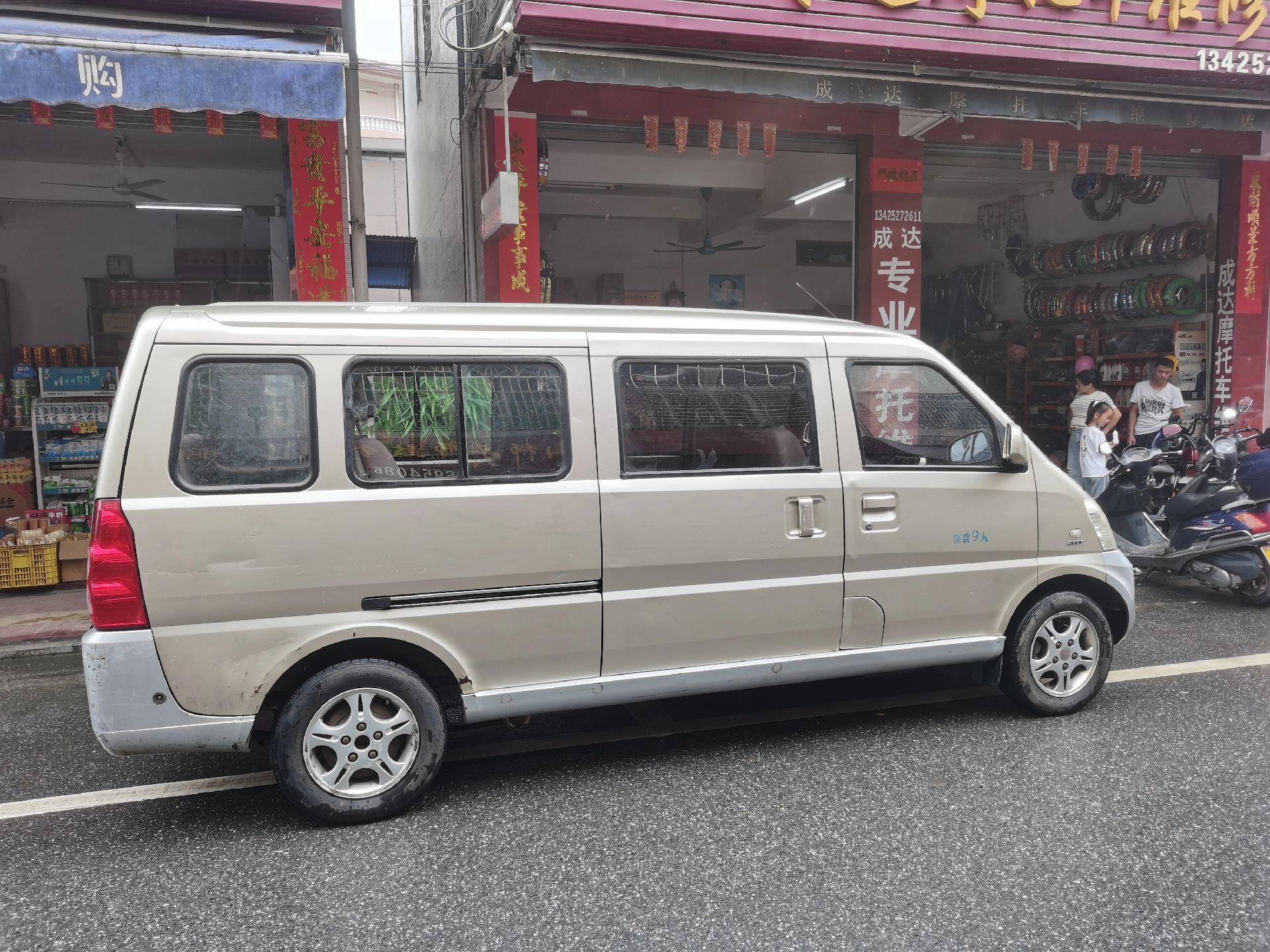 出五菱荣光加长版9座1