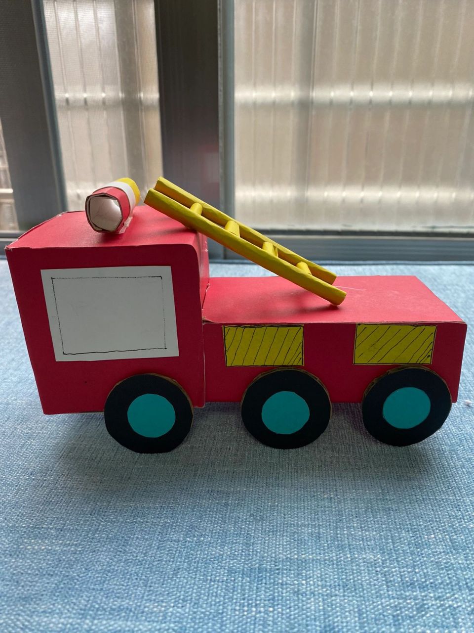 幼儿园手工汽车  119消防车 分享给有需要的人 材料:卡纸,空纸盒,胶水