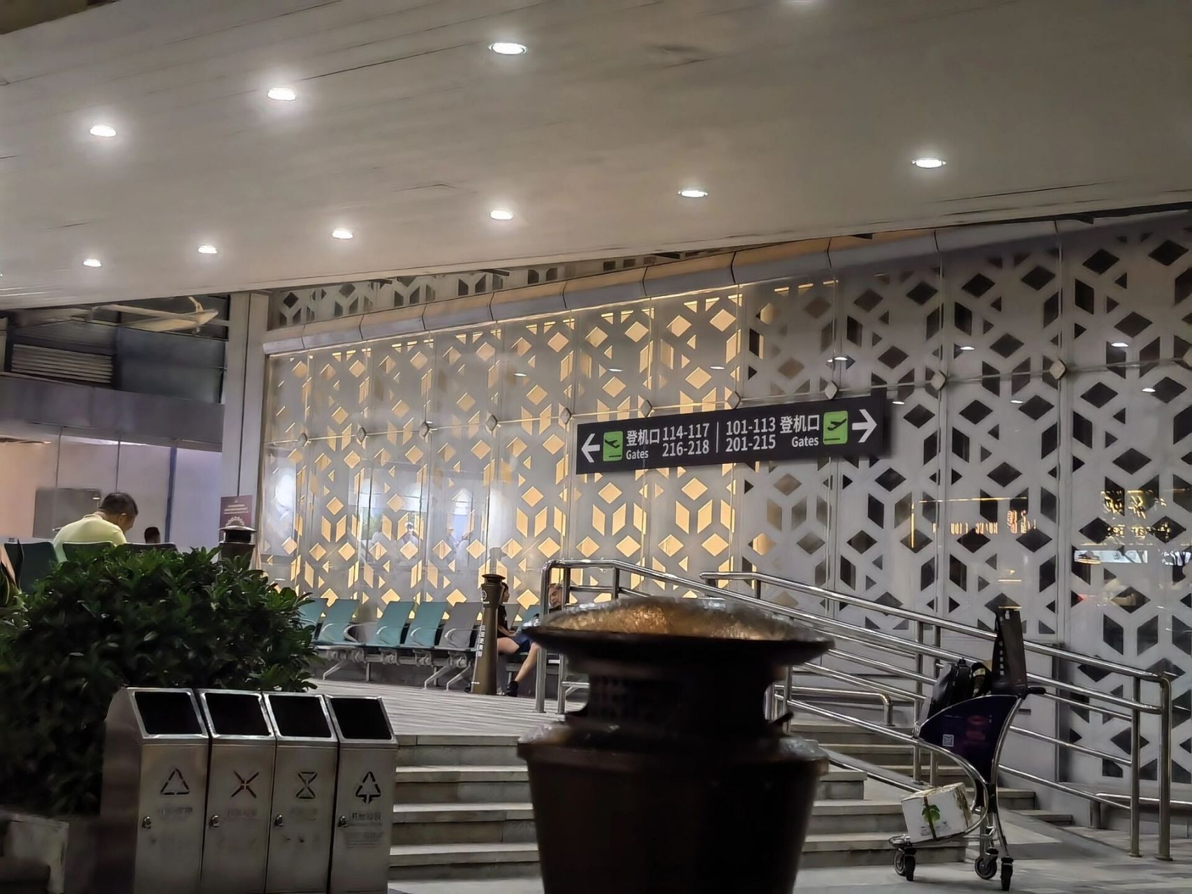 三亚凤凰机场吸烟室位置 110登机口,面对免税店提货口进来就是吸烟区