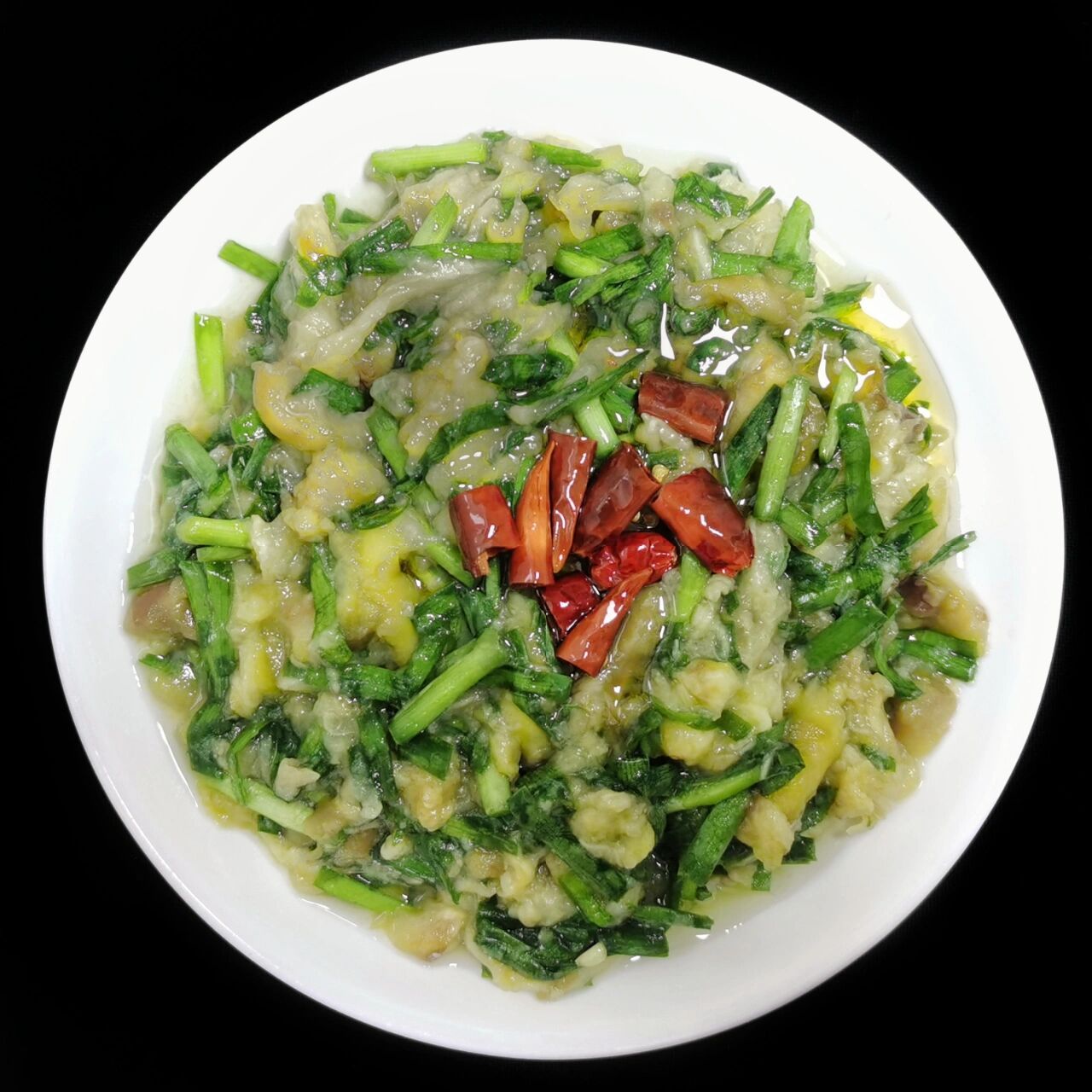 韭菜茄子 韭菜茄子: 1,韭菜洗净控干水分后切段,在韭菜中加盐(盐量稍