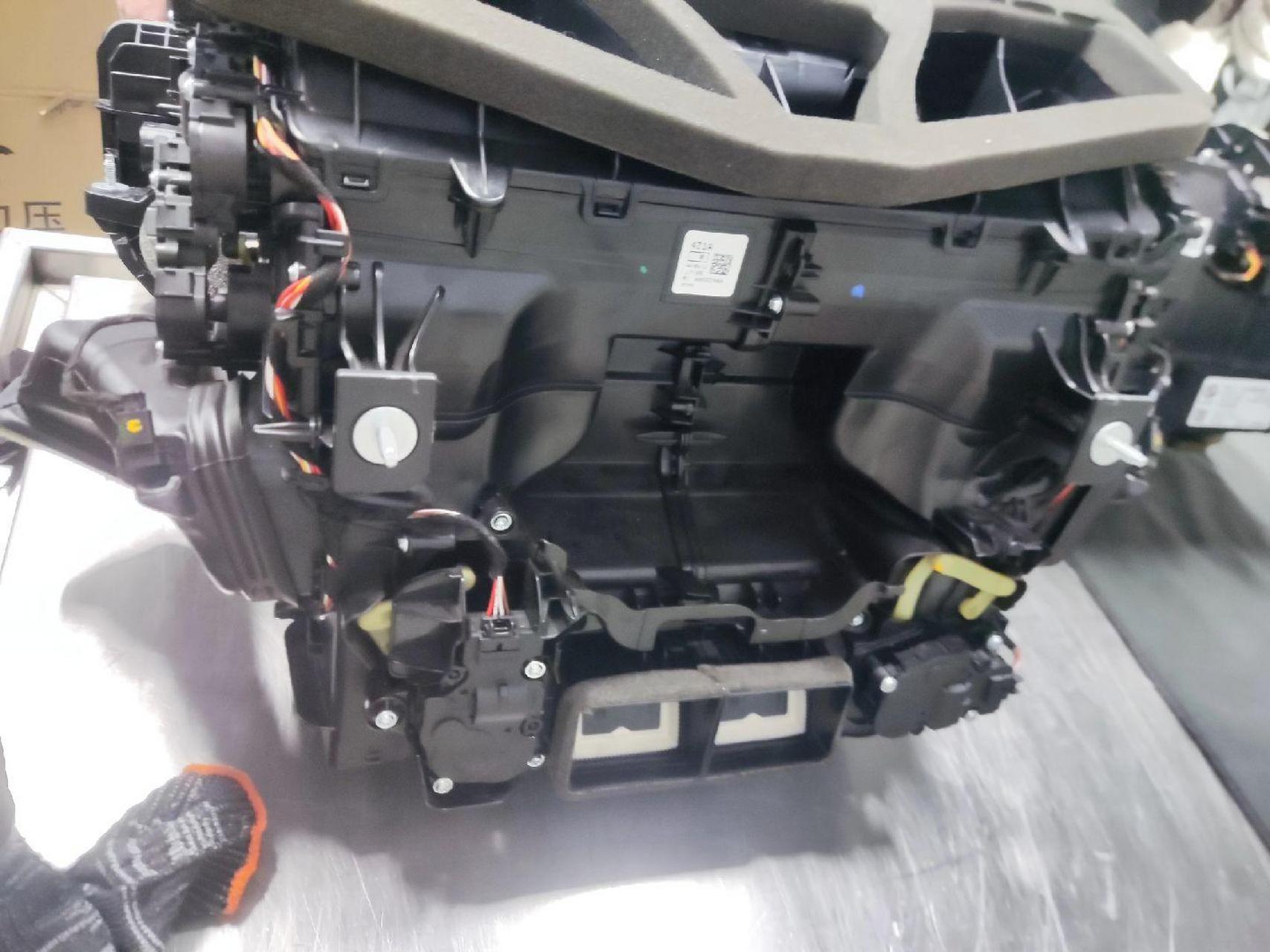 新款宝马5系空调异味更换蒸发箱.宝马5系更换蒸发箱