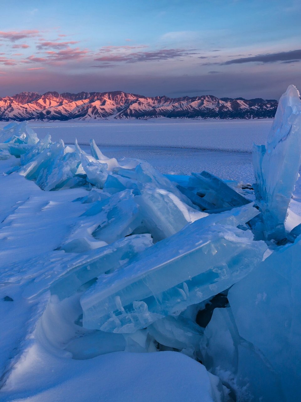 冬天的赛里木湖结冰图片