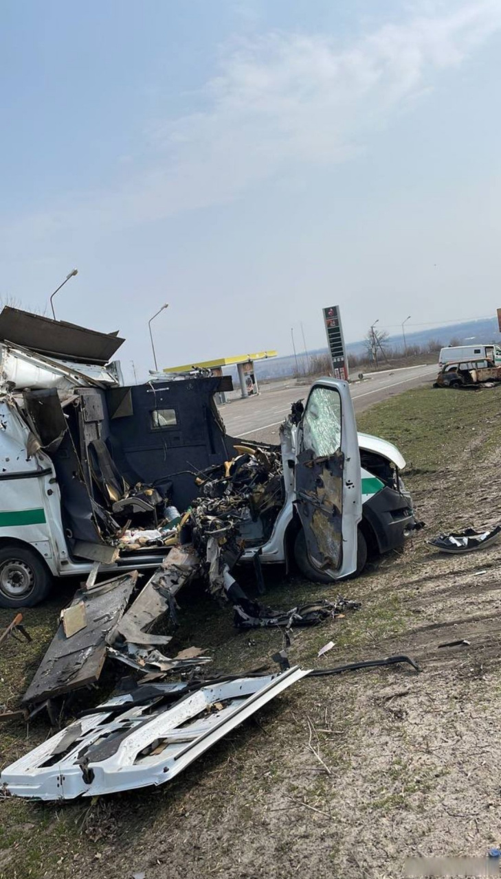 俄罗斯特种部队在哈尔科夫地区摧毁一辆运钞车 ,它被乌克兰纳粹用来搞
