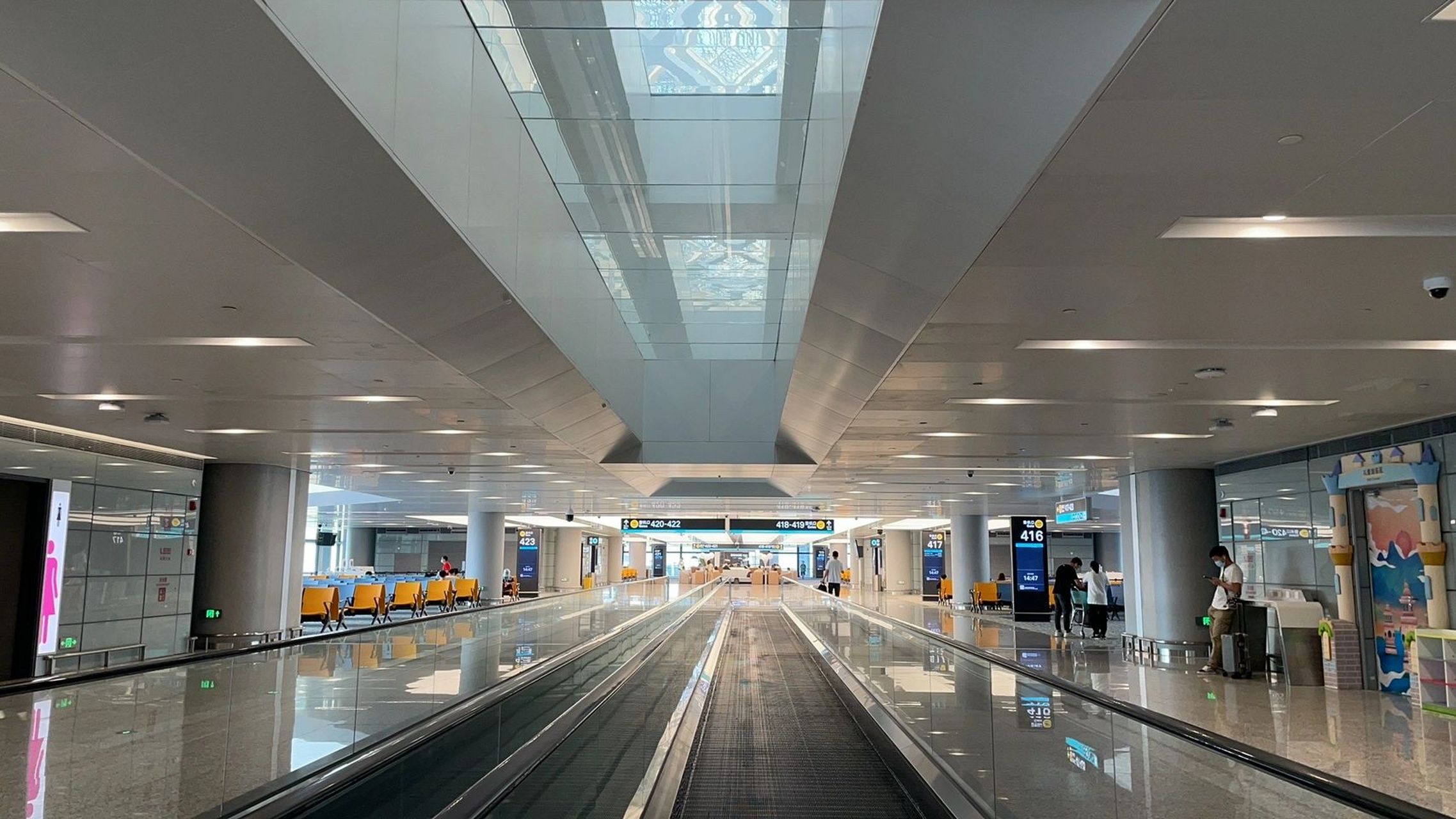 杭州萧山机场t4航站楼 萧山机场t4航站楼刚落成,算是第一批旅客.