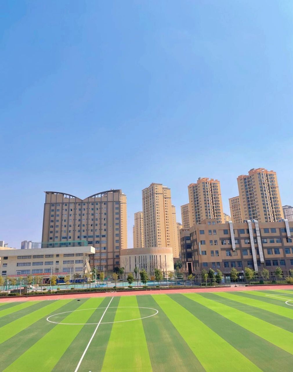 云南商务职业学院校园环境 首先恭喜各位小萌新被大学录取秋天是相遇