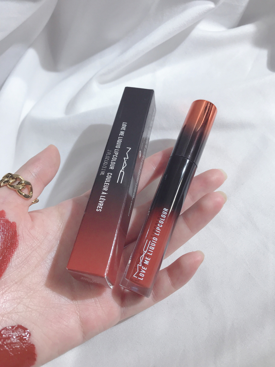 mac渐变唇釉 mac新品唇釉 是漆面的质地 冷酷感橘砖色 这只颜色还挺