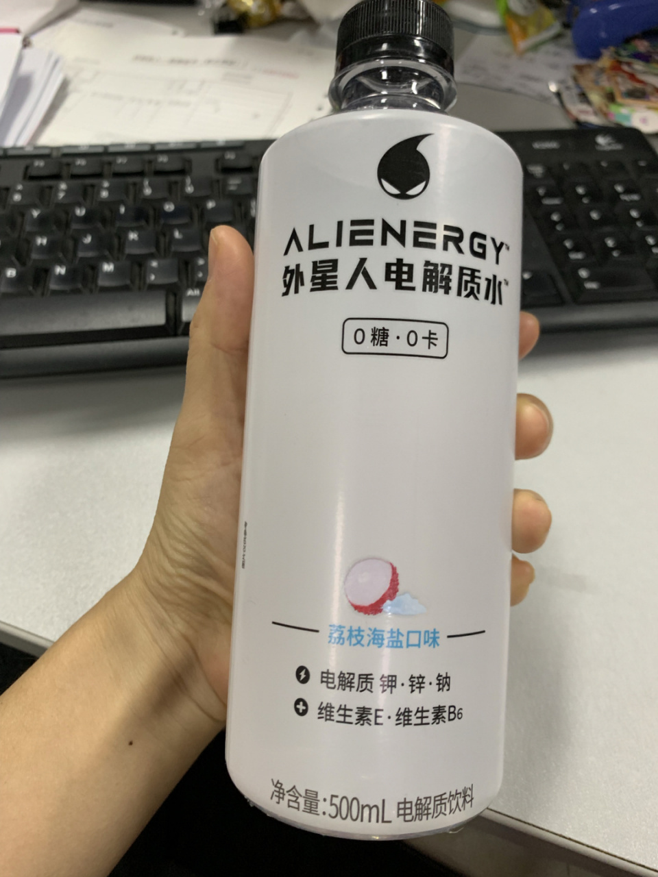 買了一瓶外星人電解質水 本來以為是鹽汽水的感覺,喝了一口竟然沒有