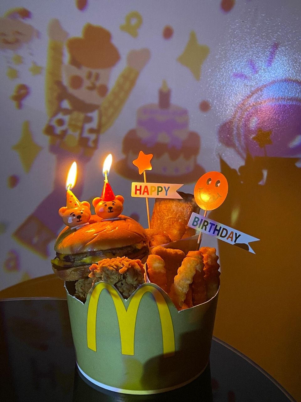 麦当劳92自制生日桶真的太太太出片啦～ 点了一个金拱门桶 外加一份