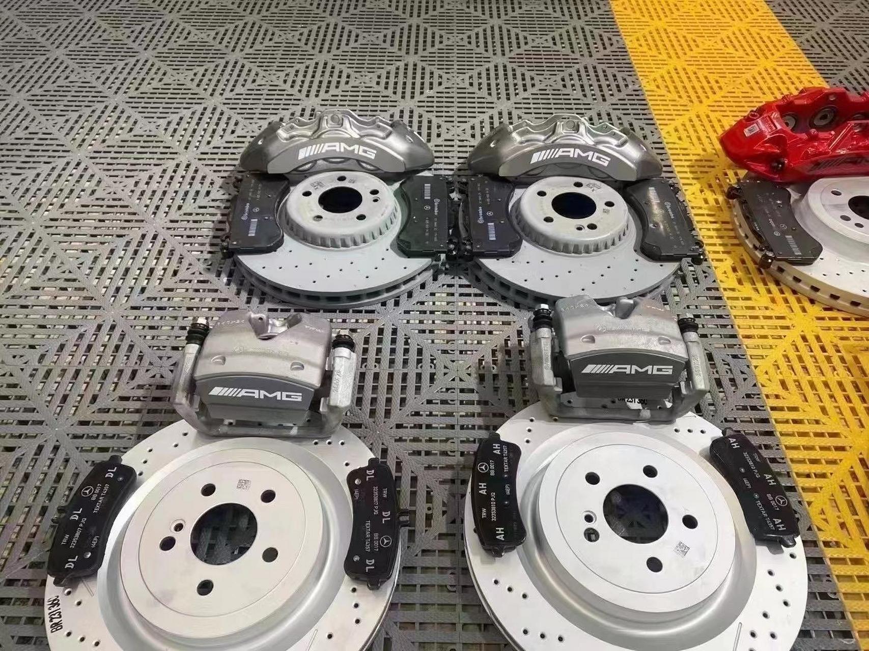 奔驰原厂amg系列卡钳;从颜色区分等级: 1:枪灰色,普通系列刹车 2:红色